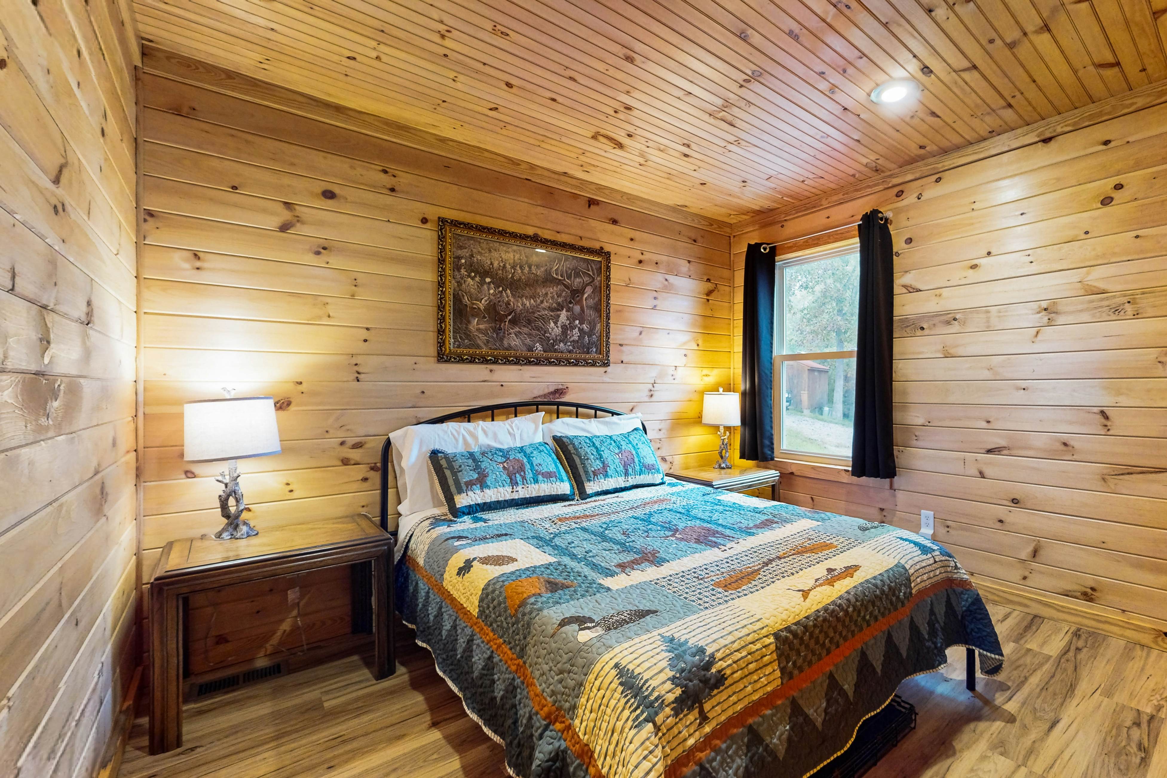 Lovely dog-friendly cabin overlooking the river w/kids games, Wi-Fi