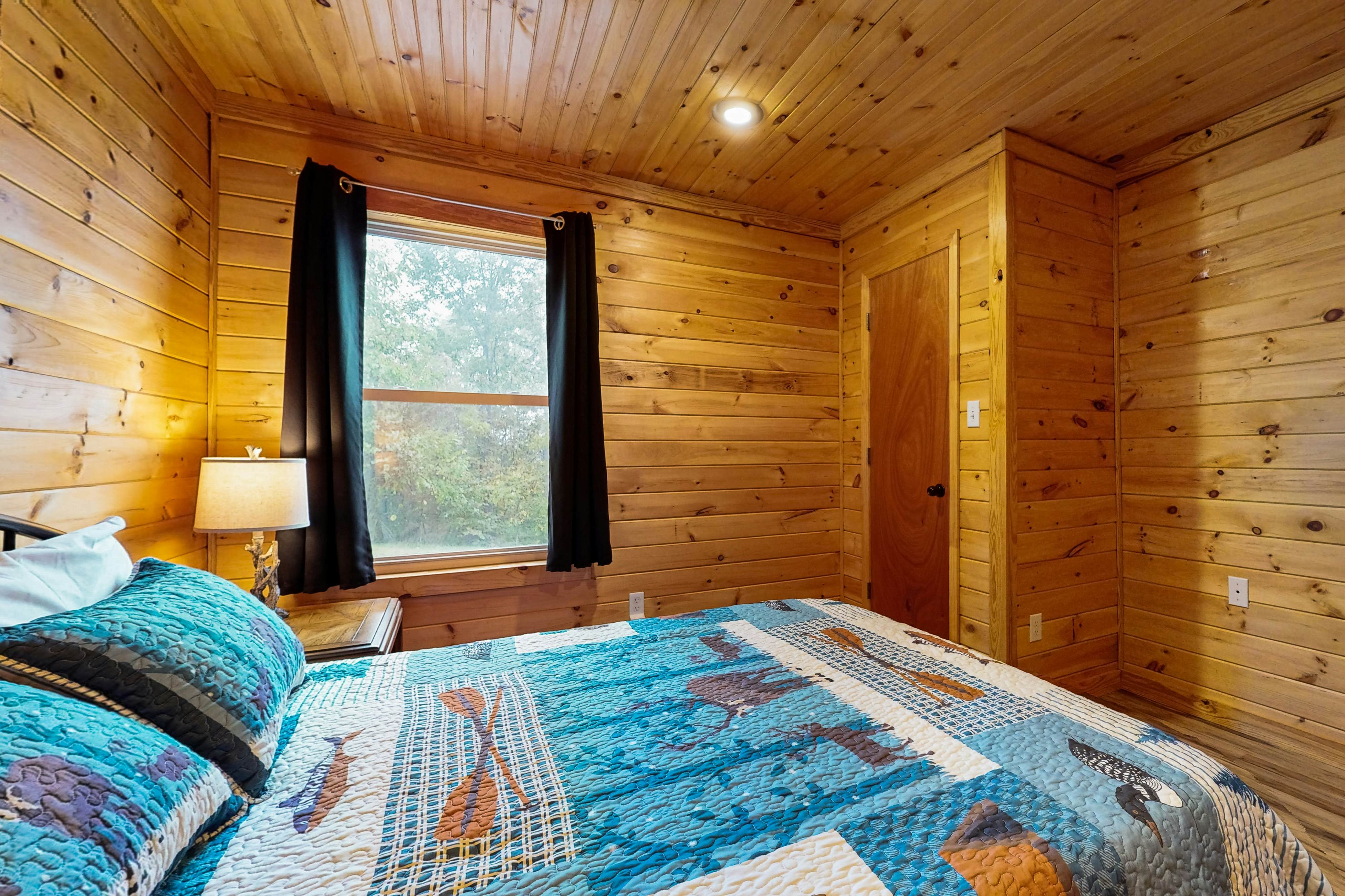 Lovely dog-friendly cabin overlooking the river w/kids games, Wi-Fi