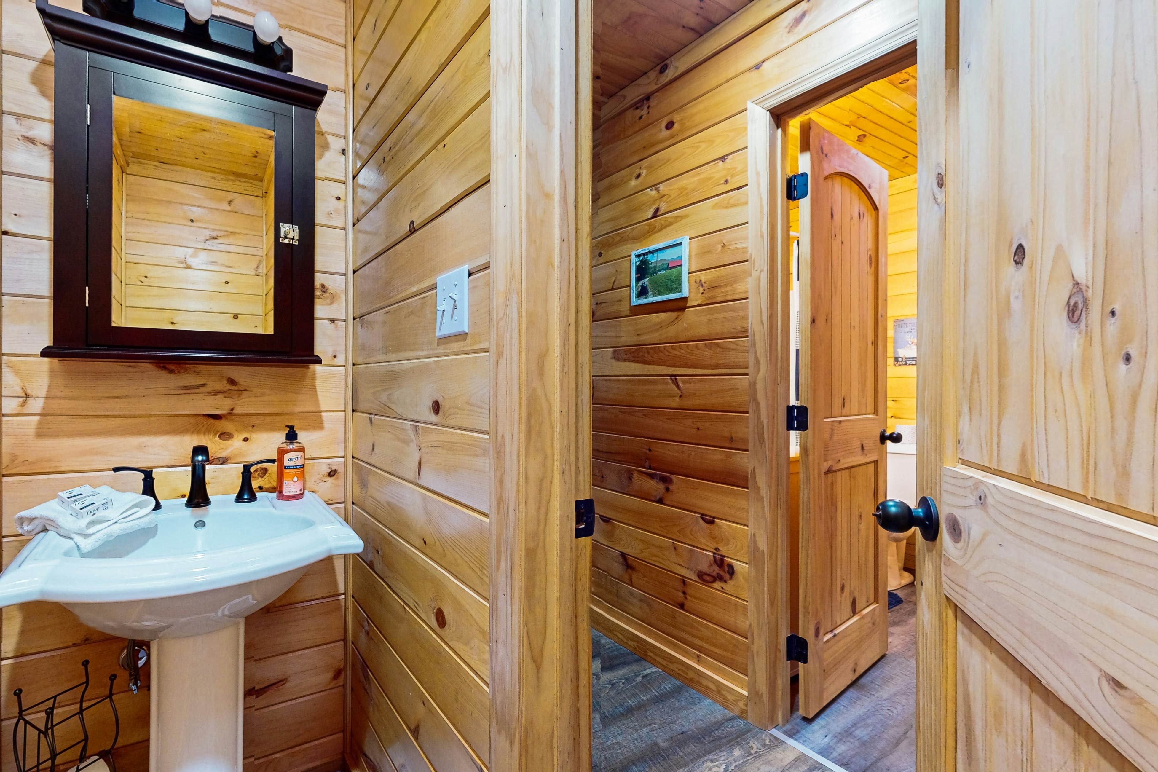 Lovely dog-friendly cabin overlooking the river w/kids games, Wi-Fi