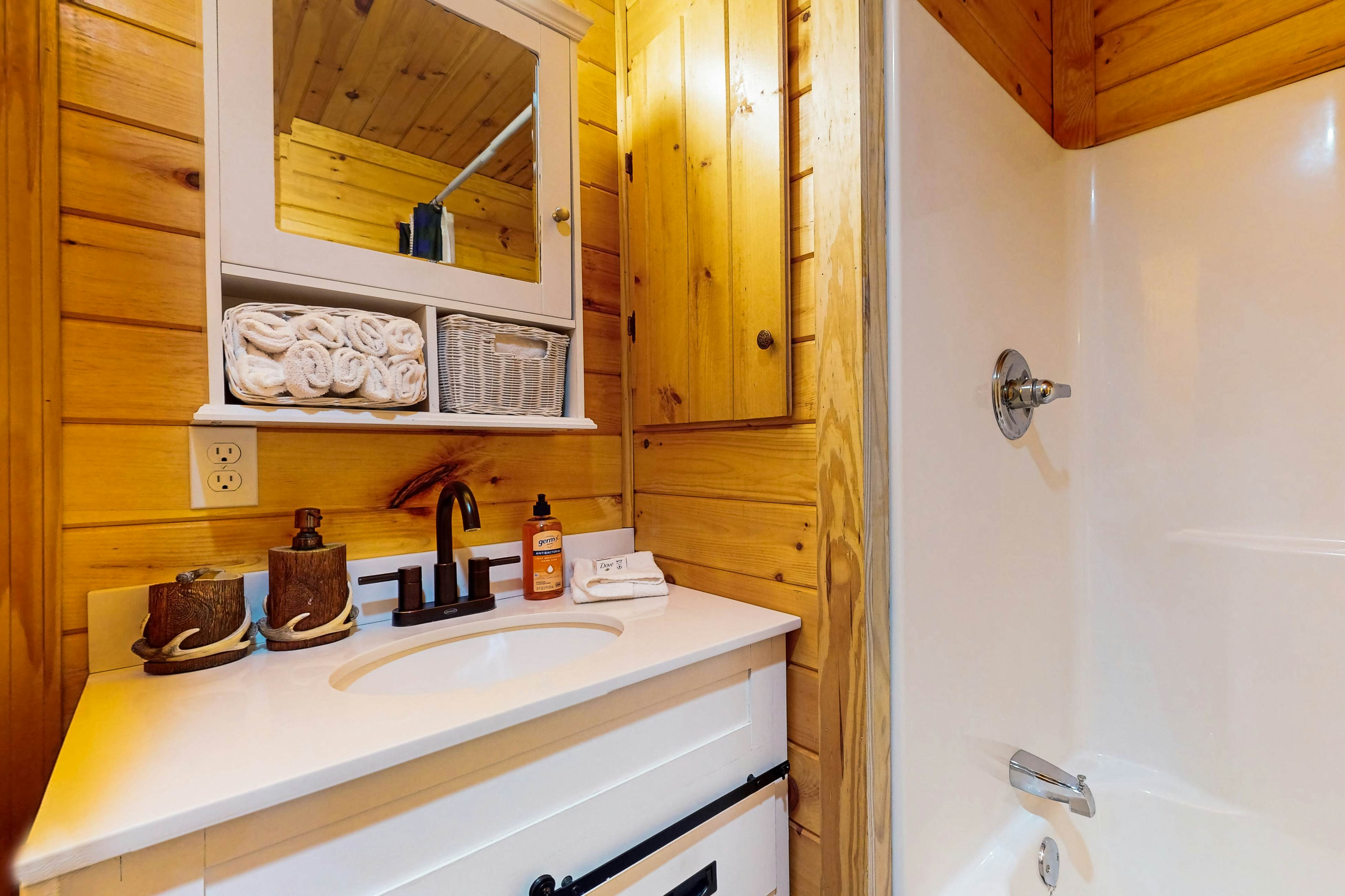 Lovely dog-friendly cabin overlooking the river w/kids games, Wi-Fi