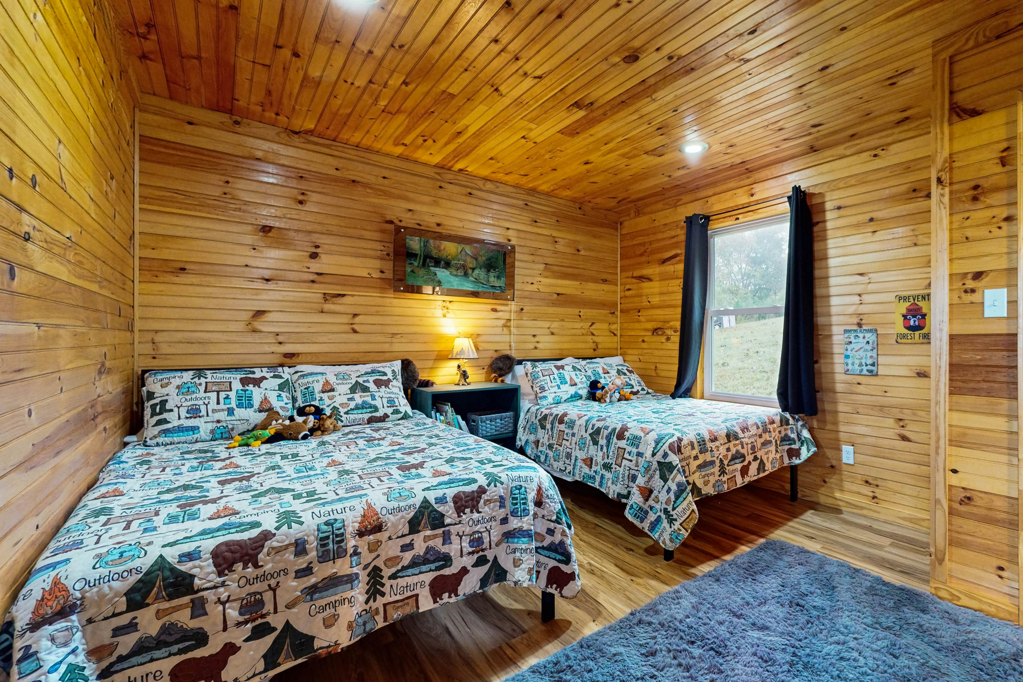 Lovely dog-friendly cabin overlooking the river w/kids games, Wi-Fi