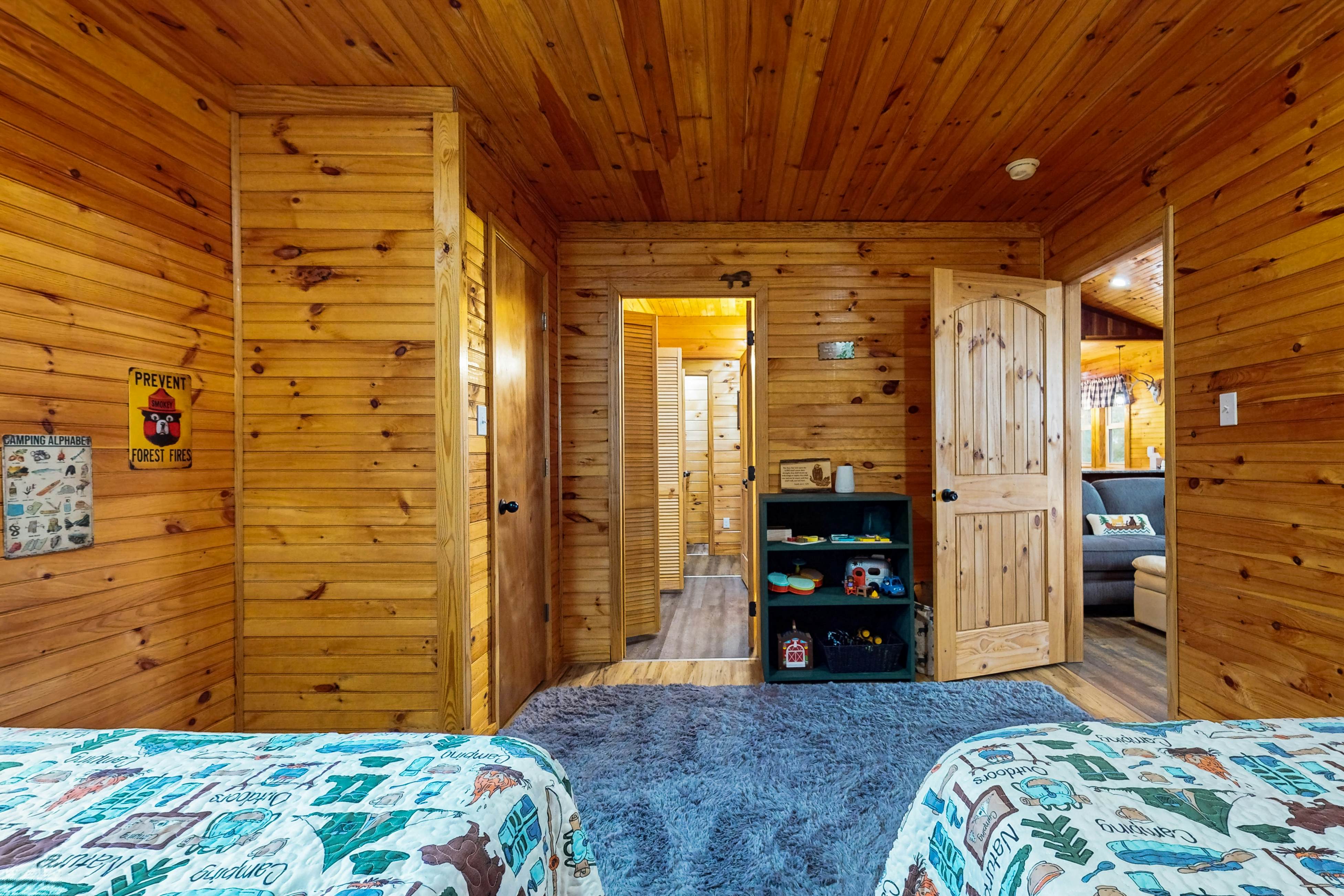 Lovely dog-friendly cabin overlooking the river w/kids games, Wi-Fi