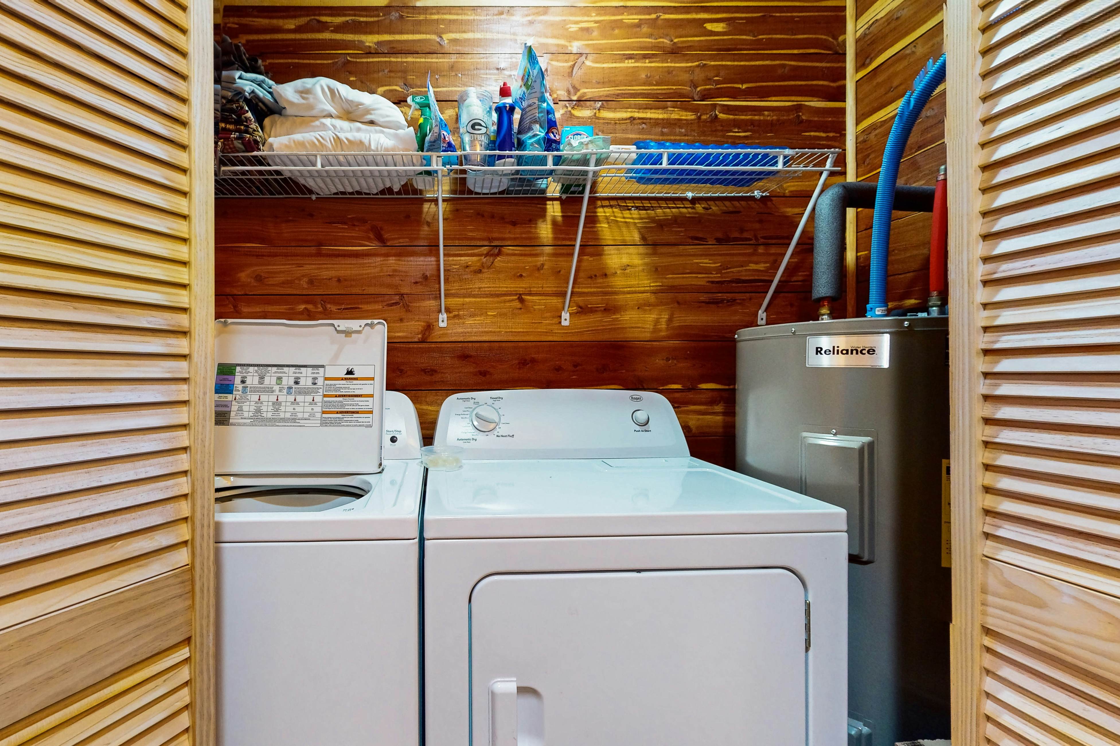 Lovely dog-friendly cabin overlooking the river w/kids games, Wi-Fi