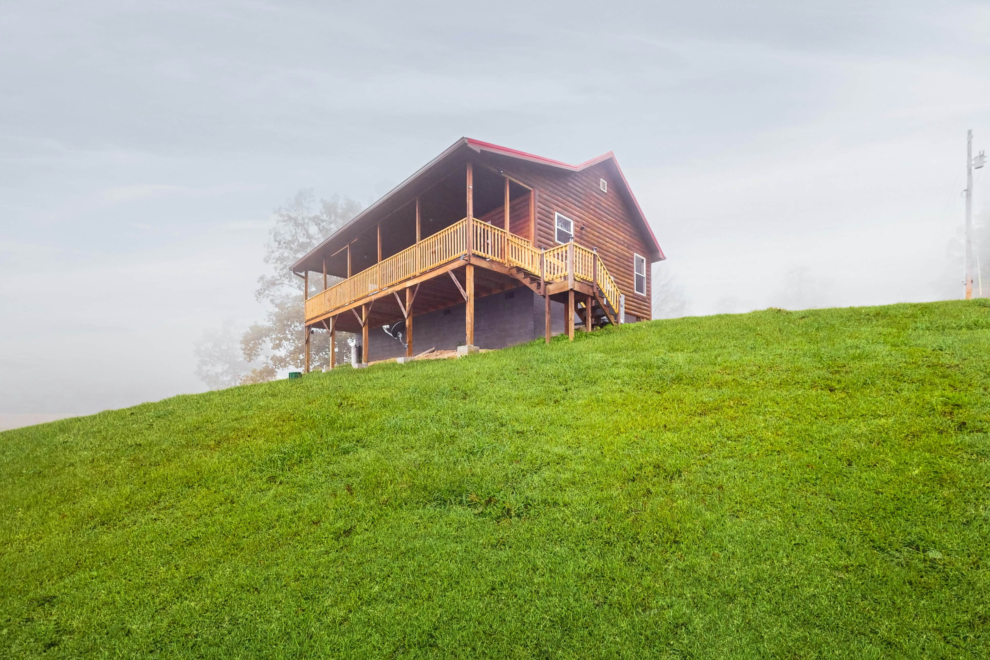 Lovely dog-friendly cabin overlooking the river w/kids games, Wi-Fi