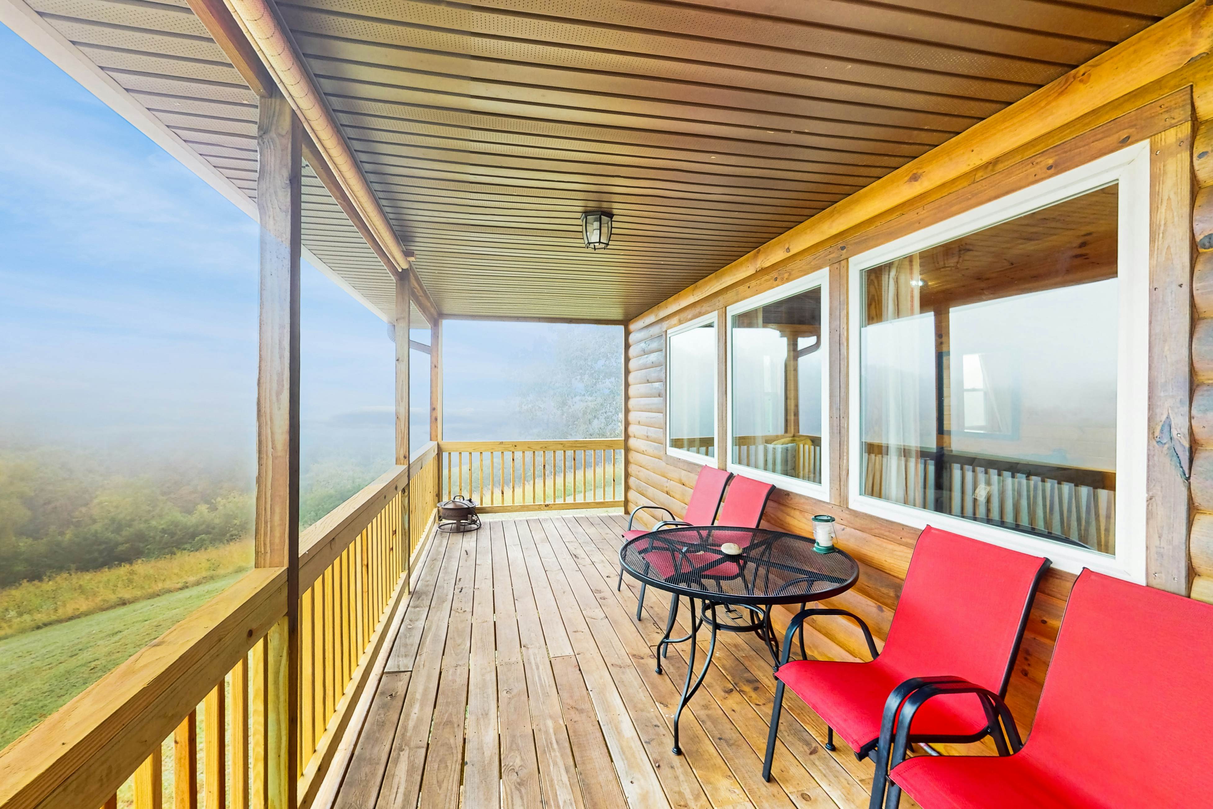 Lovely dog-friendly cabin overlooking the river w/kids games, Wi-Fi