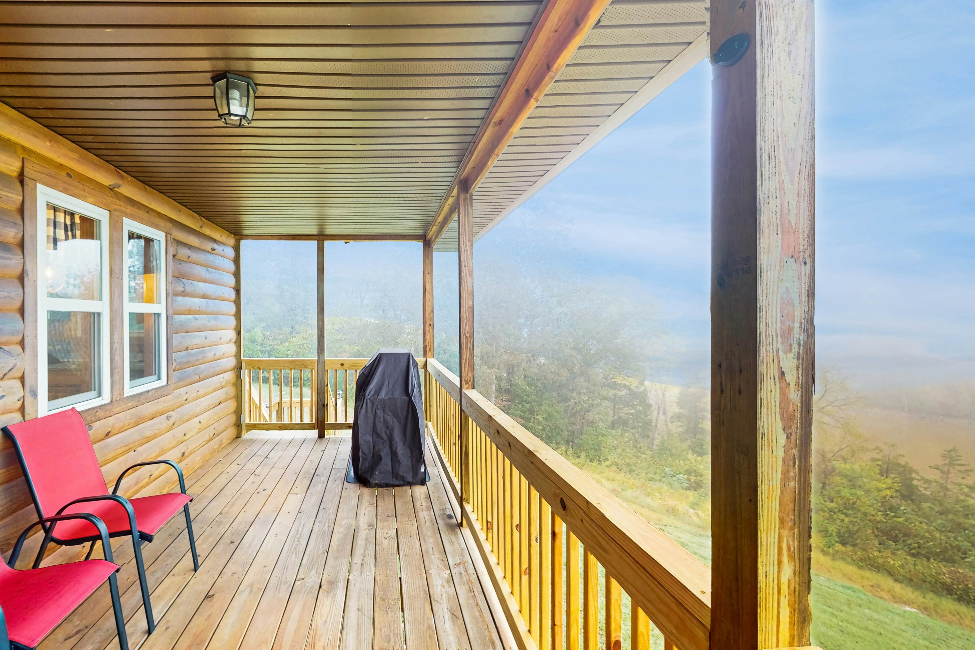 Lovely dog-friendly cabin overlooking the river w/kids games, Wi-Fi