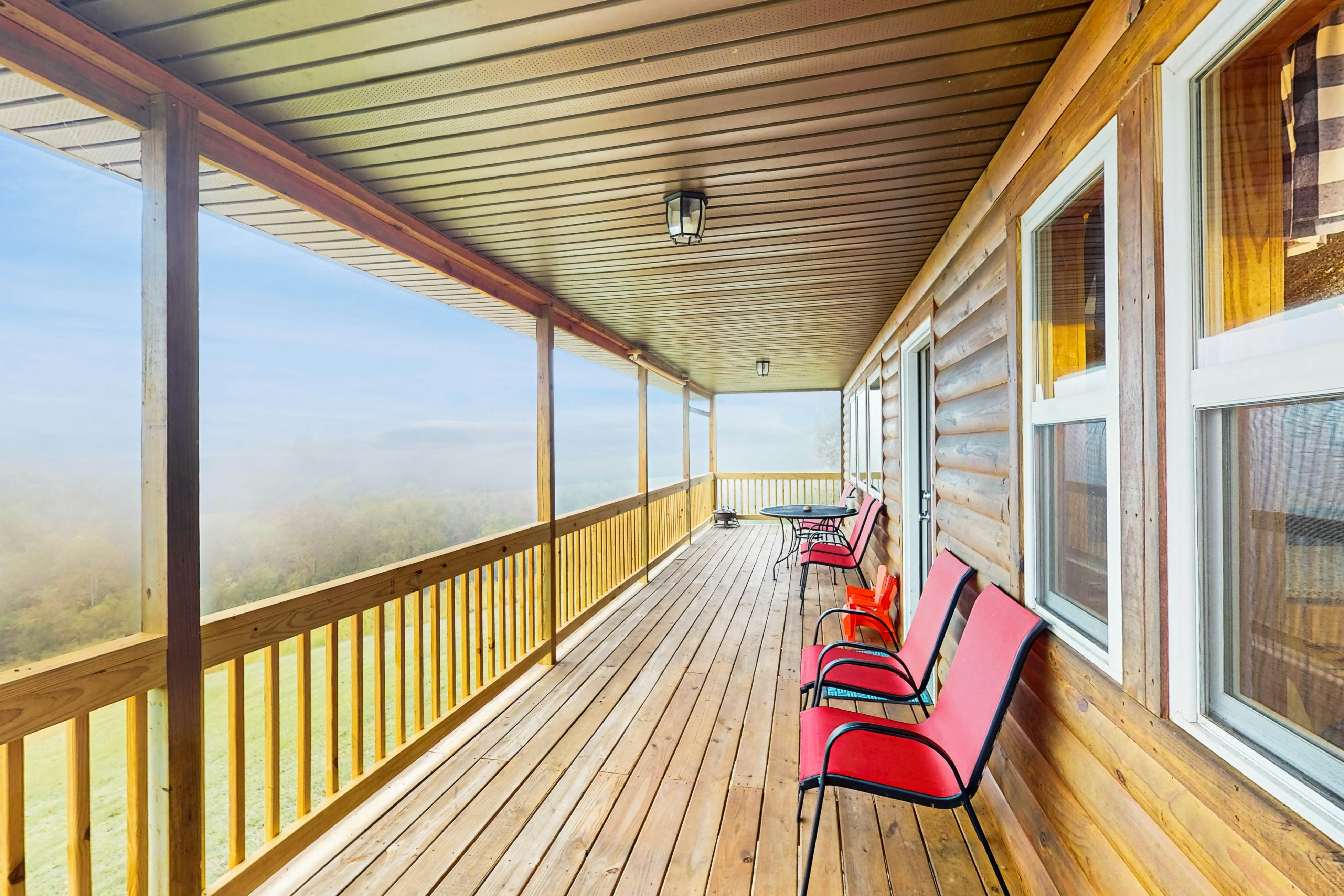 Lovely dog-friendly cabin overlooking the river w/kids games, Wi-Fi