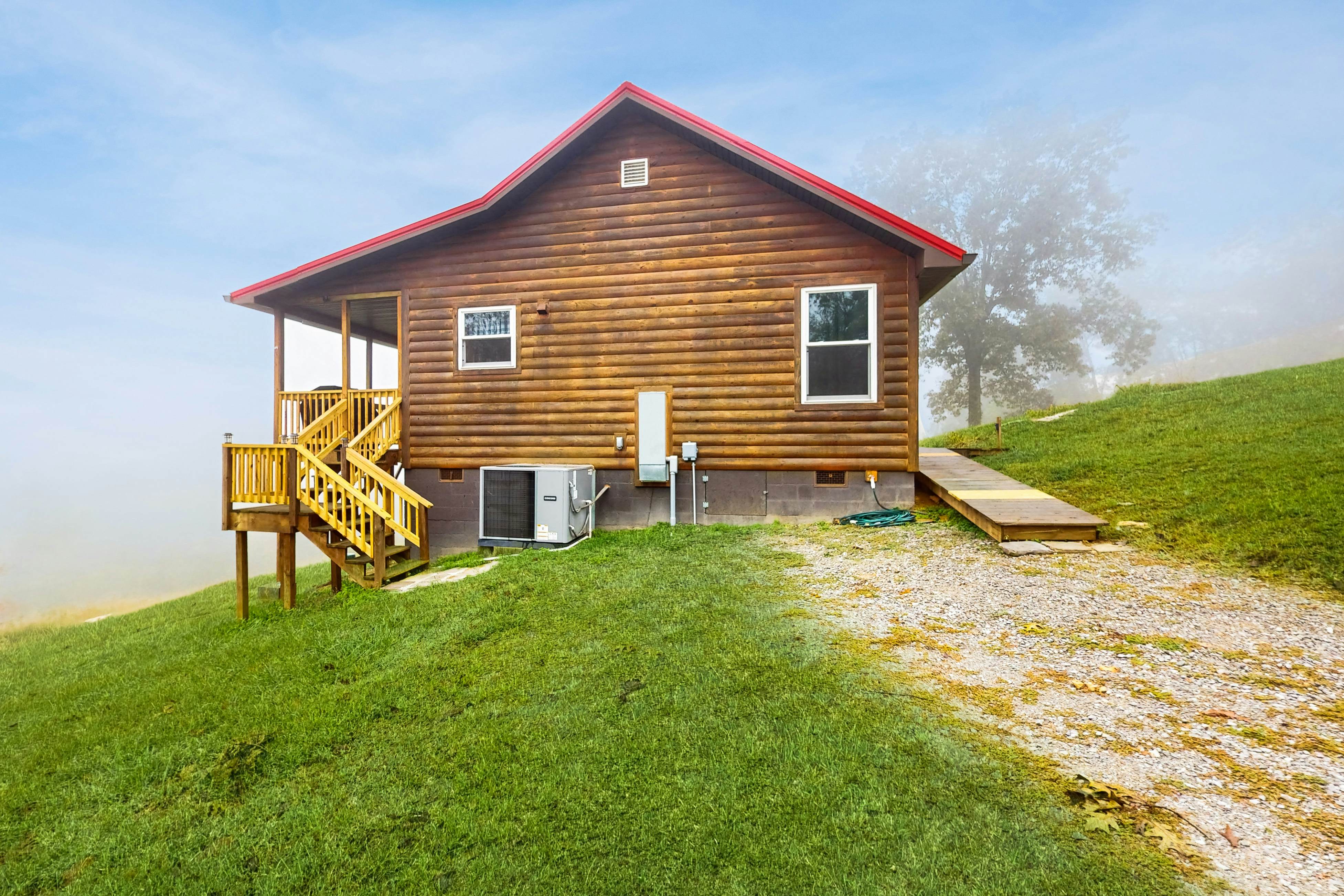 Lovely dog-friendly cabin overlooking the river w/kids games, Wi-Fi