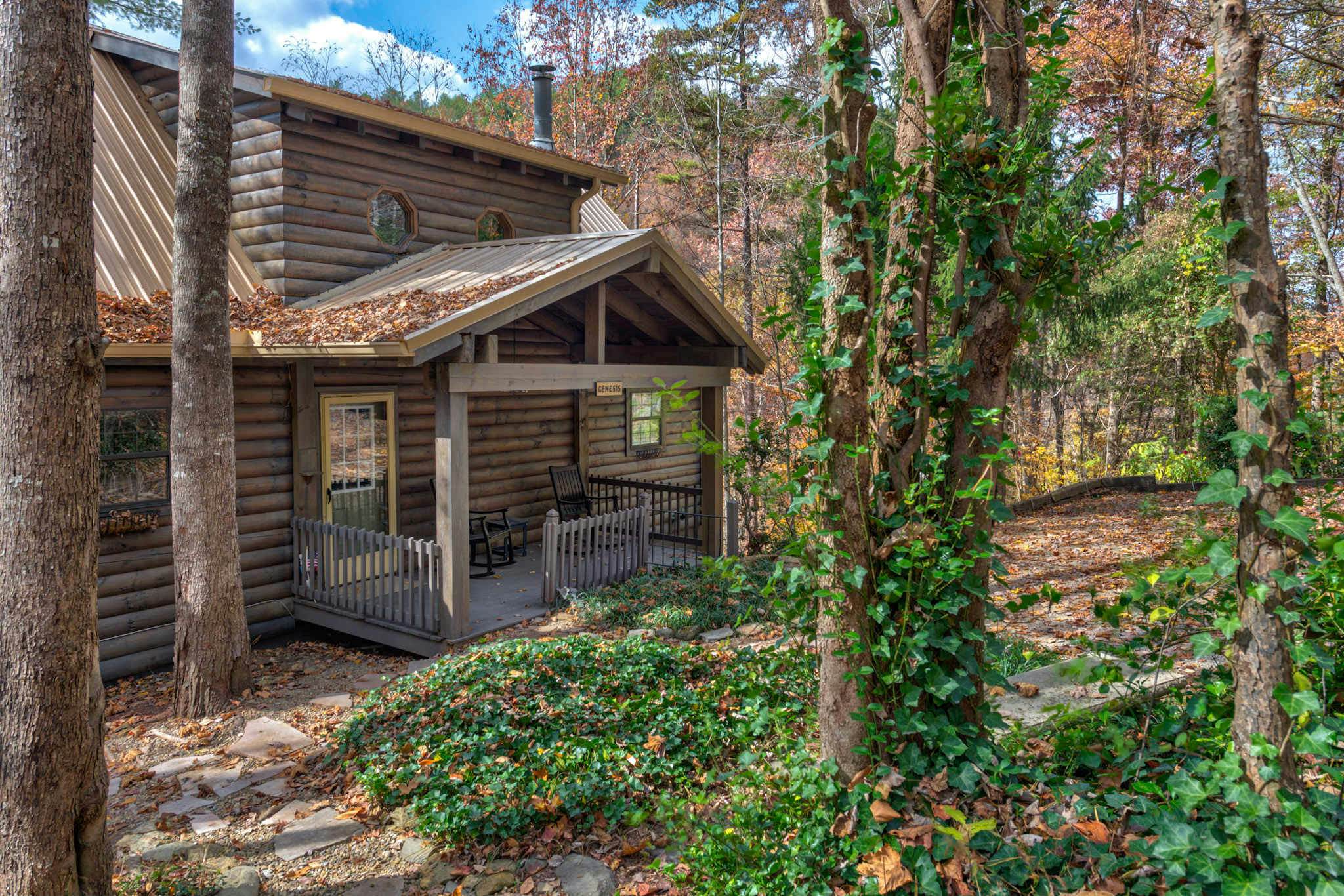 Riverfront Retreat, Sleeps 10・Water Views・Hot Tub