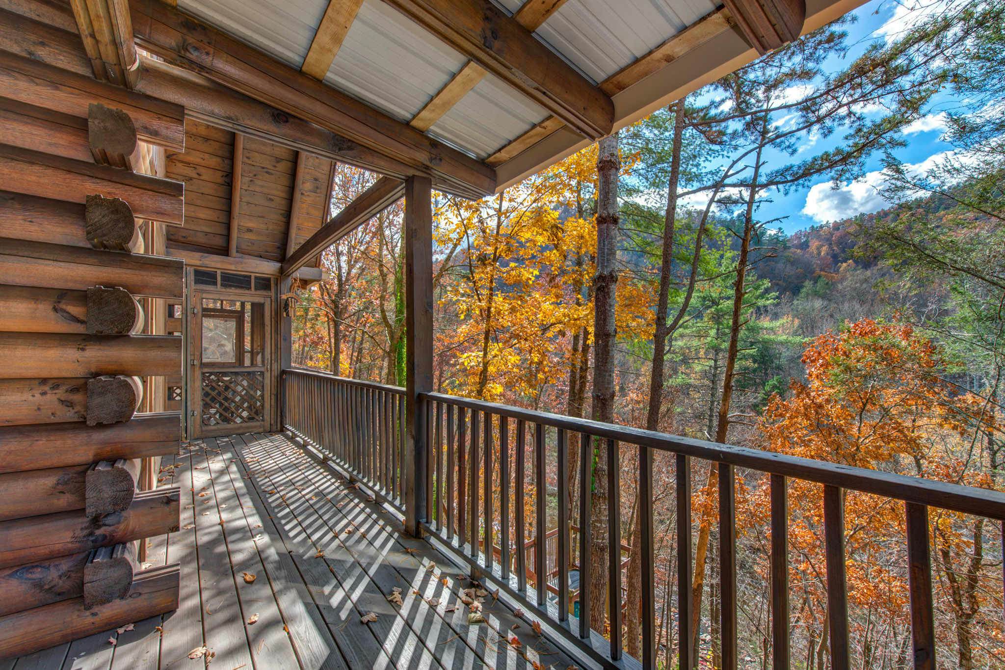 Riverfront Retreat, Sleeps 10・Water Views・Hot Tub