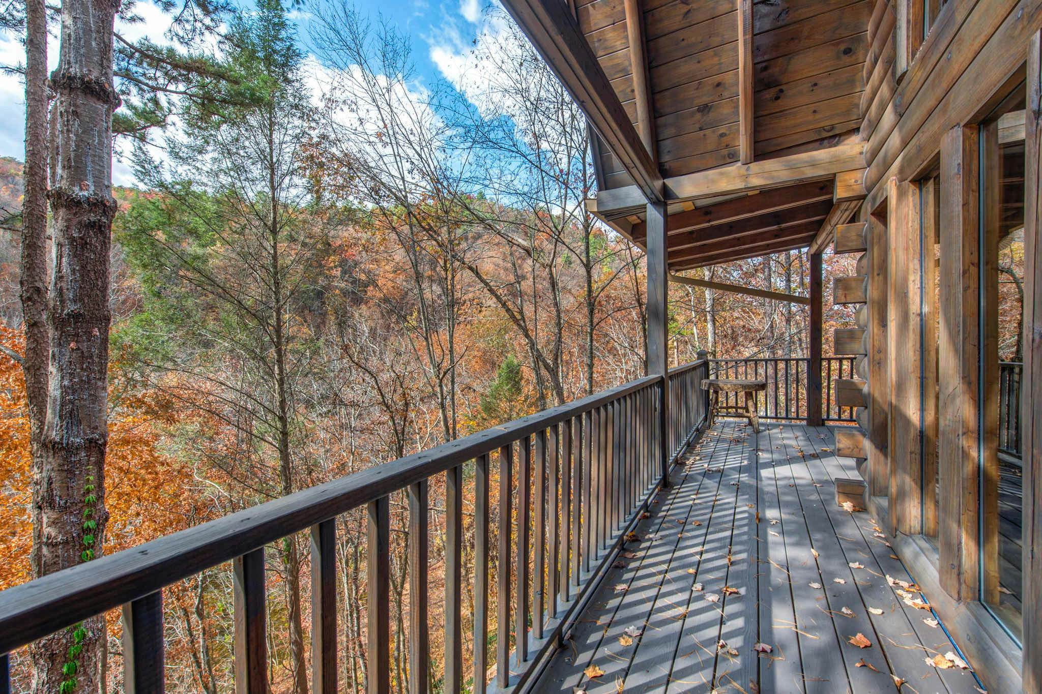 Riverfront Retreat, Sleeps 10・Water Views・Hot Tub