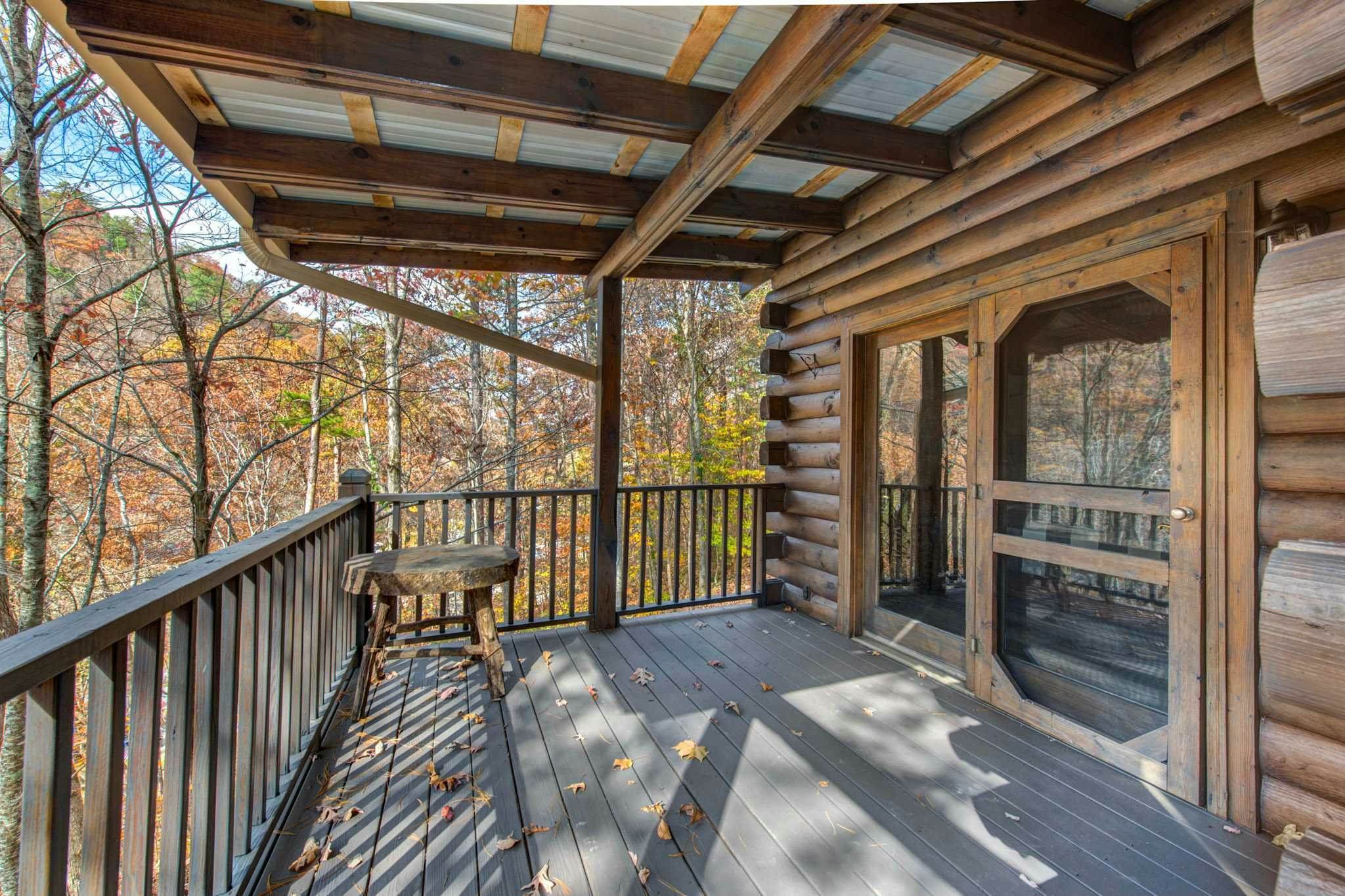 Riverfront Retreat, Sleeps 10・Water Views・Hot Tub