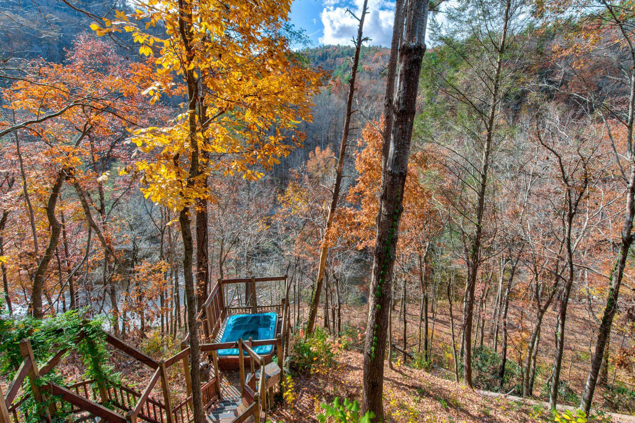 Riverfront Retreat, Sleeps 10・Water Views・Hot Tub