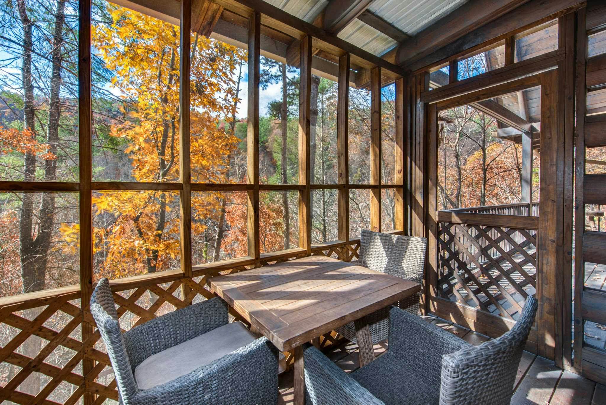 Riverfront Retreat, Sleeps 10・Water Views・Hot Tub