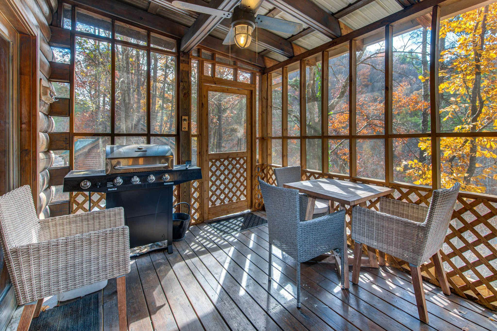 Riverfront Retreat, Sleeps 10・Water Views・Hot Tub