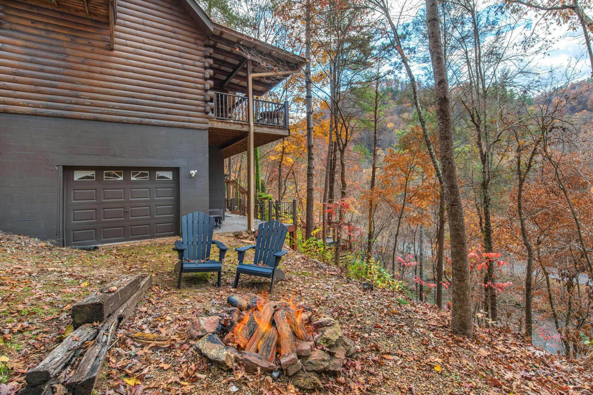 Riverfront Retreat, Sleeps 10・Water Views・Hot Tub