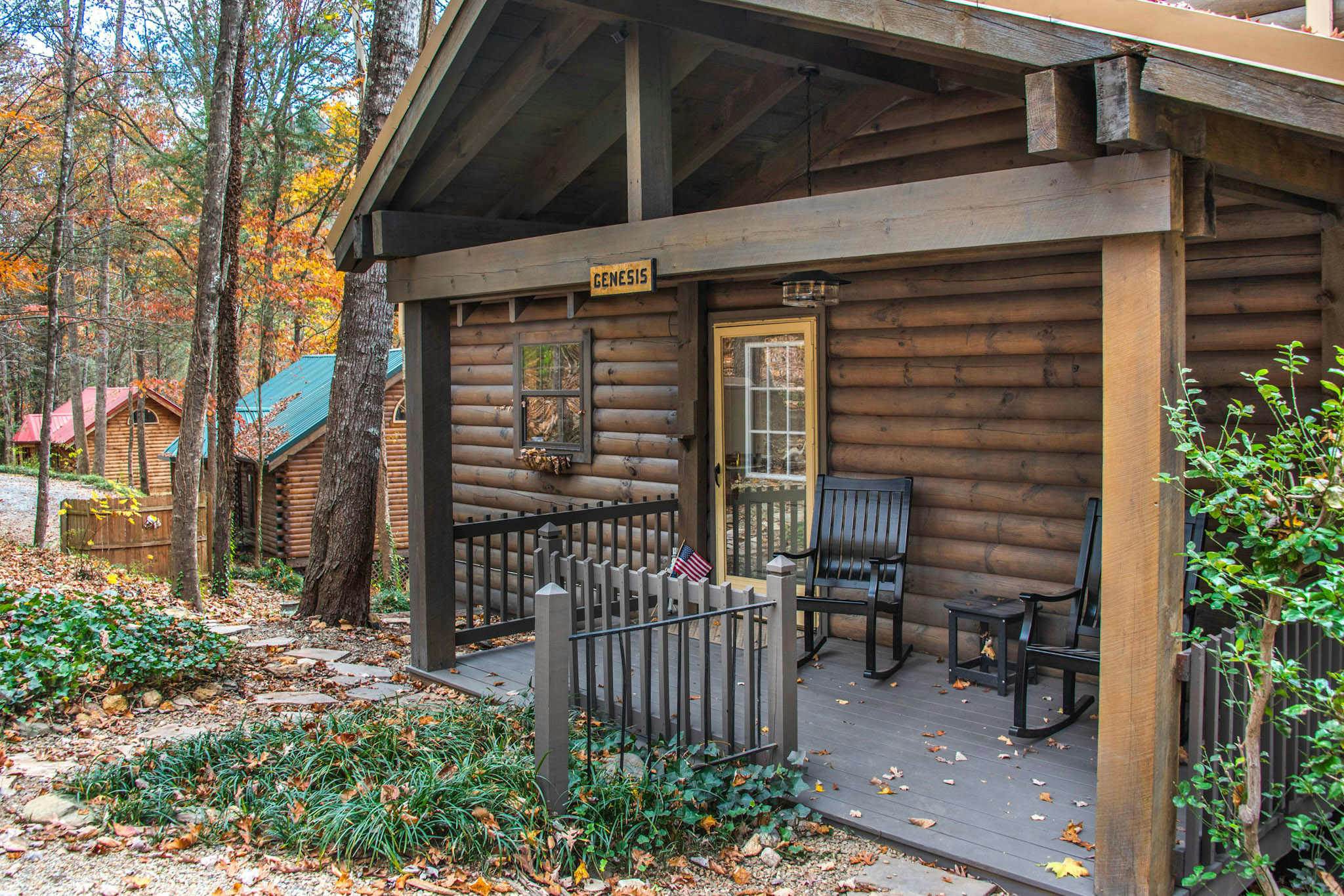 Riverfront Retreat, Sleeps 10・Water Views・Hot Tub