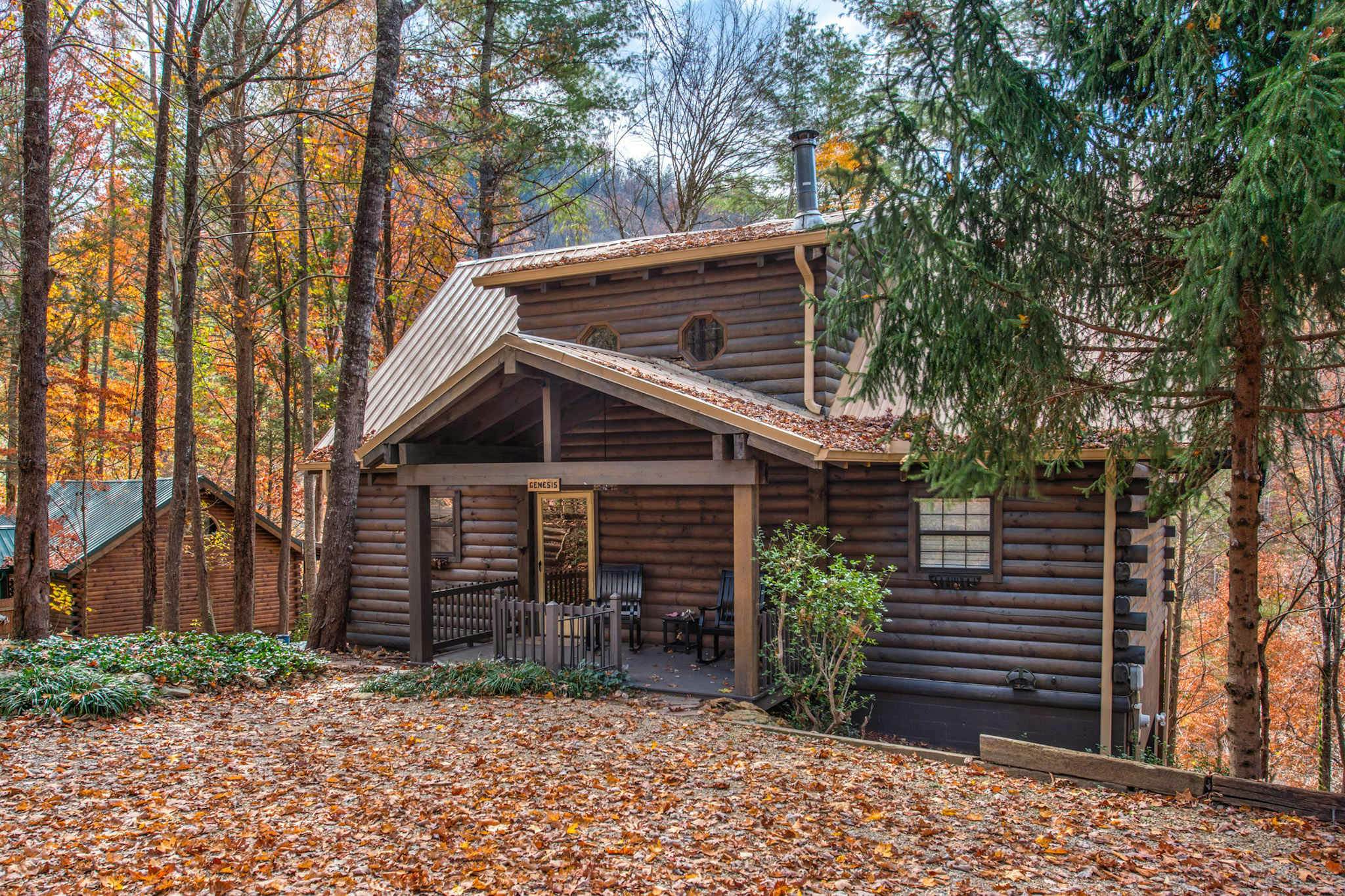 Riverfront Retreat, Sleeps 10・Water Views・Hot Tub