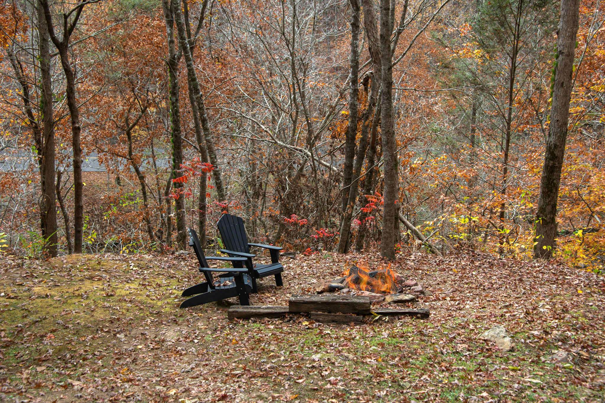 Riverfront Retreat, Sleeps 10・Water Views・Hot Tub