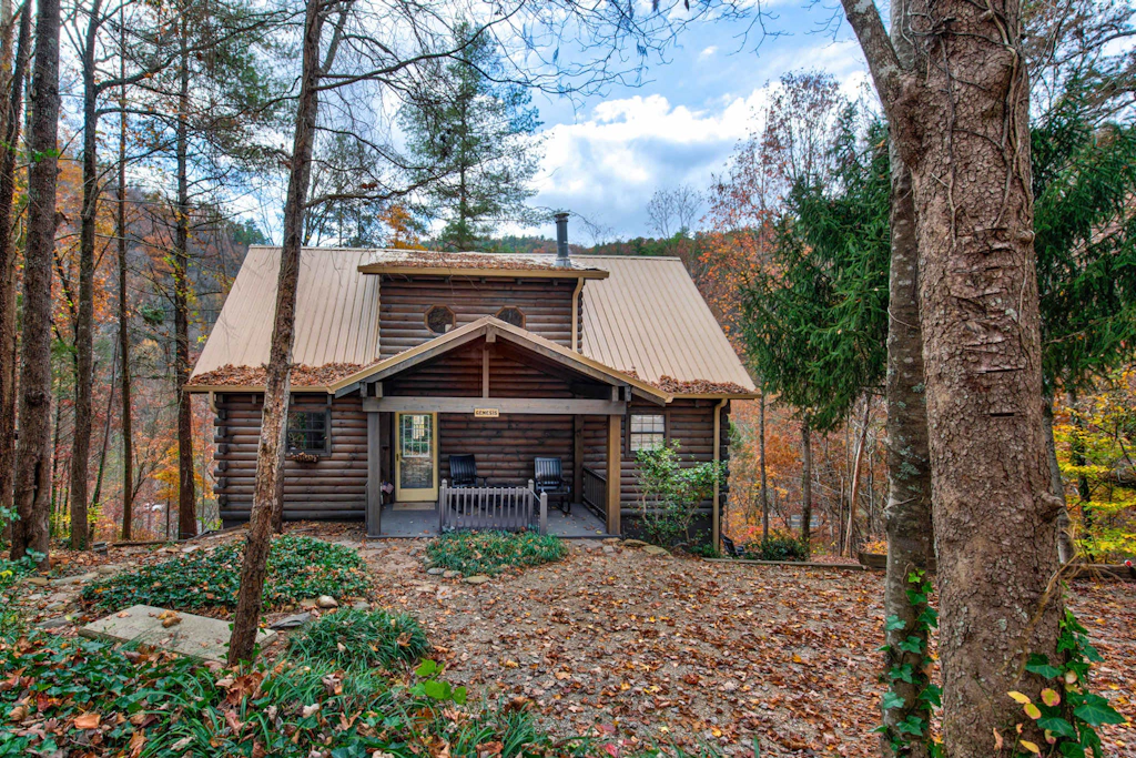 Riverfront Retreat, Sleeps 10・Water Views・Hot Tub