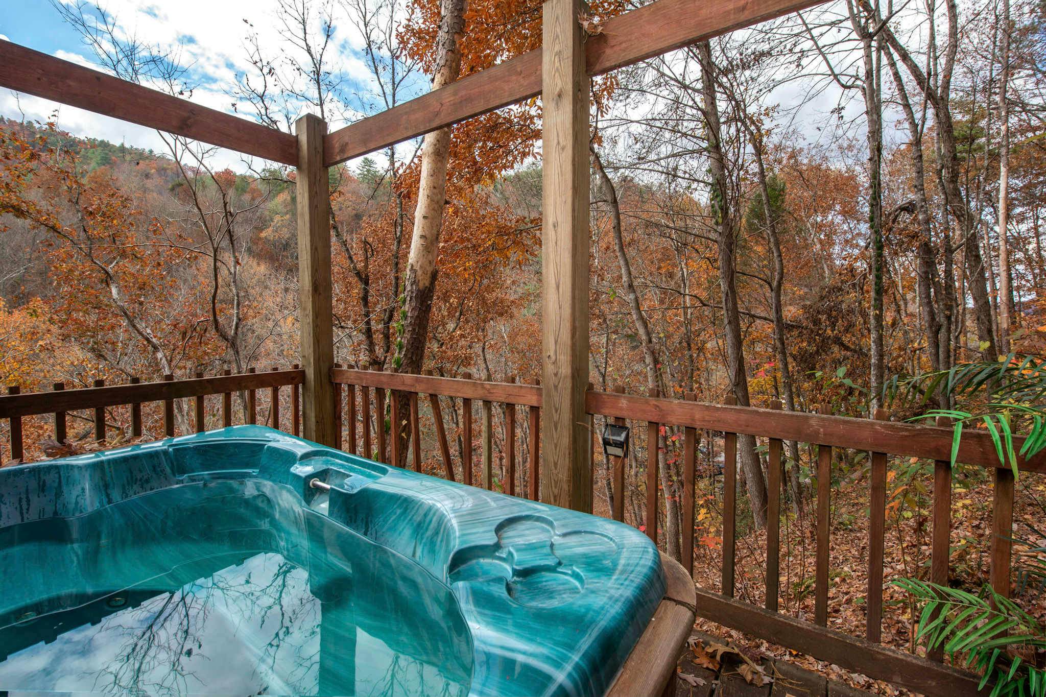 Riverfront Retreat, Sleeps 10・Water Views・Hot Tub