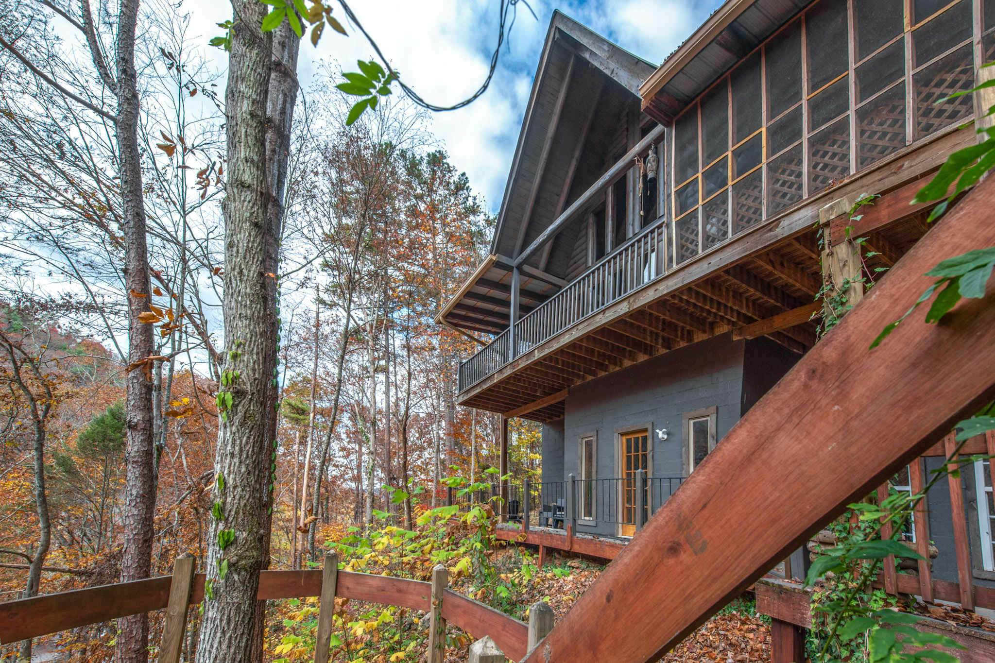 Riverfront Retreat, Sleeps 10・Water Views・Hot Tub