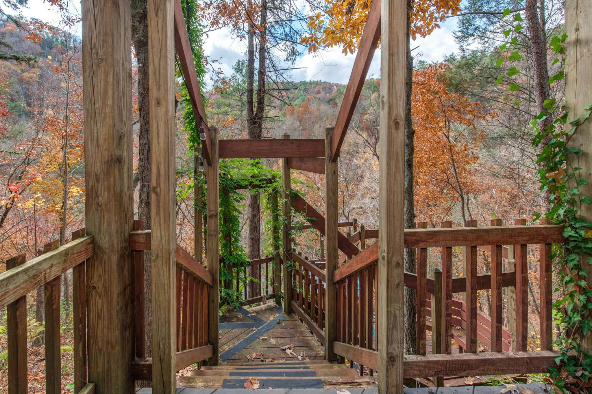 Riverfront Retreat, Sleeps 10・Water Views・Hot Tub