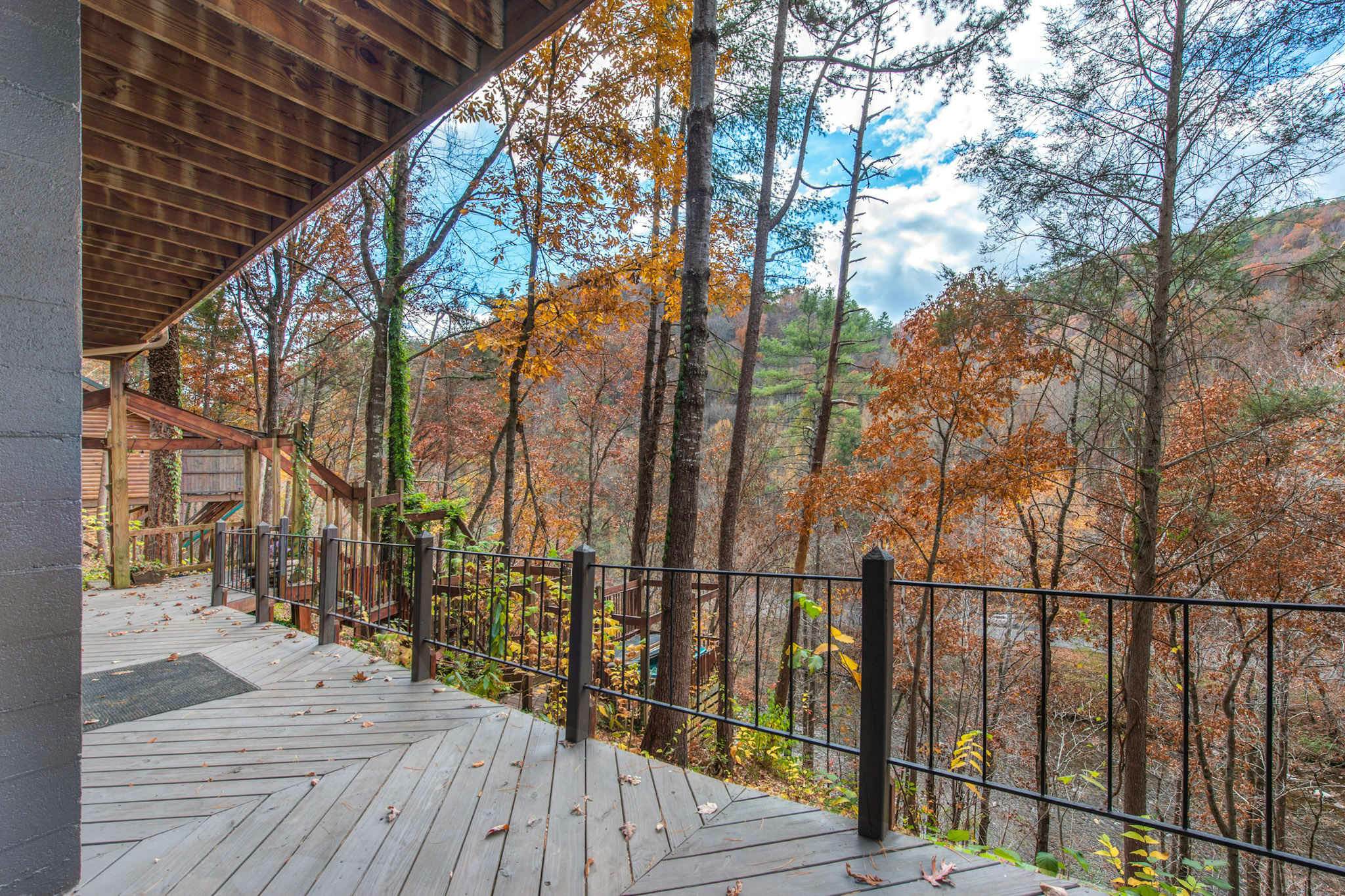 Riverfront Retreat, Sleeps 10・Water Views・Hot Tub