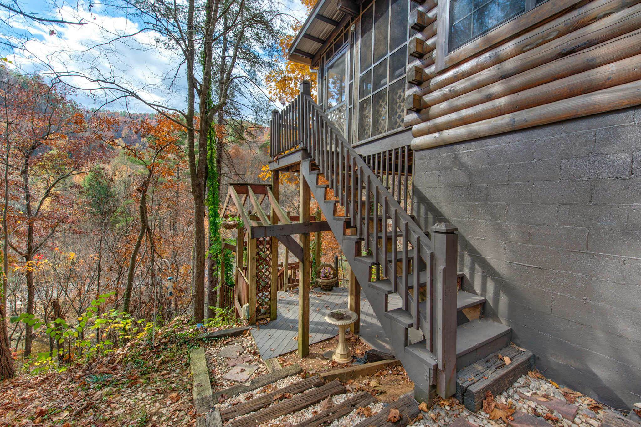 Riverfront Retreat, Sleeps 10・Water Views・Hot Tub