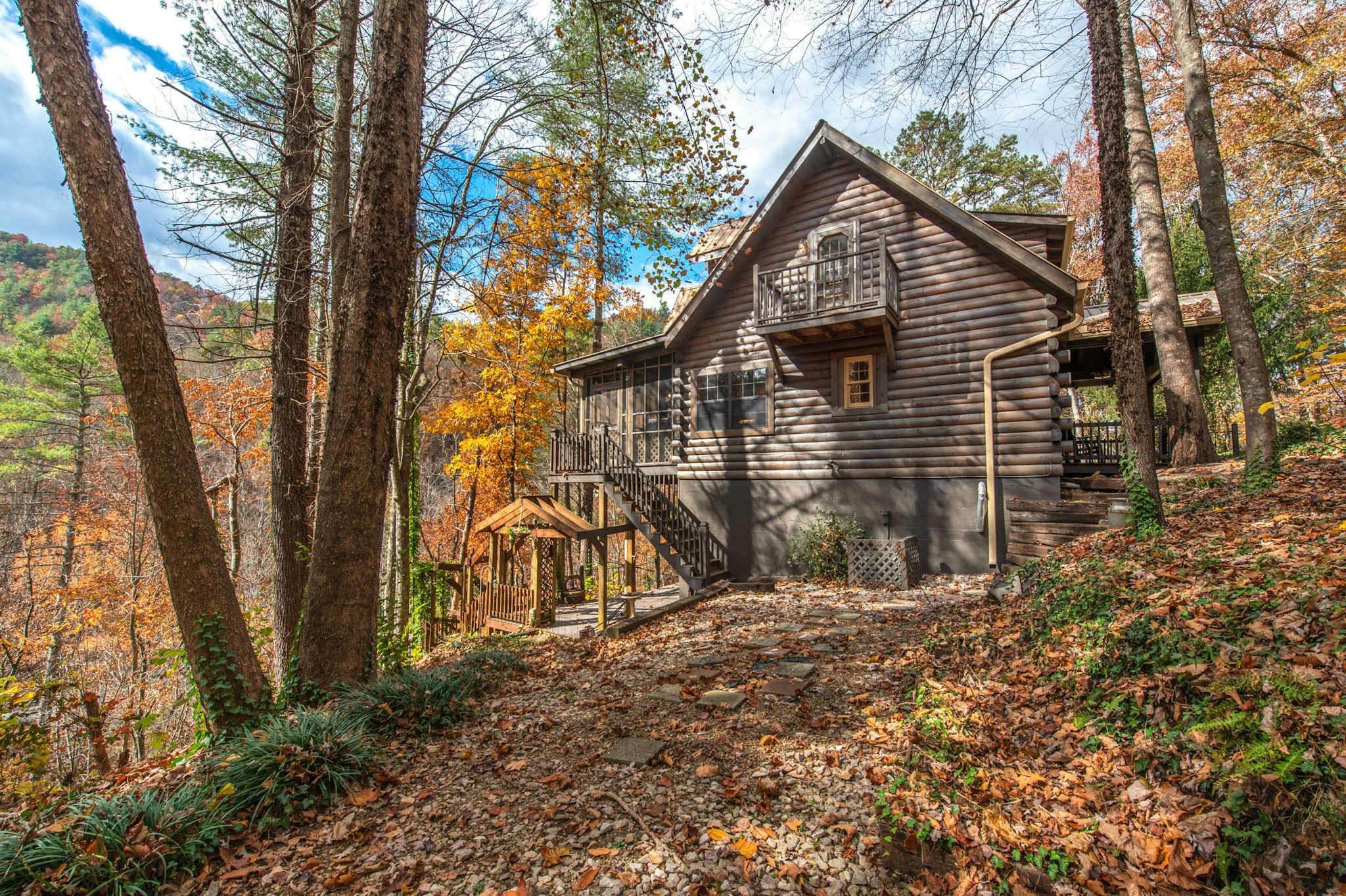 Riverfront Retreat, Sleeps 10・Water Views・Hot Tub