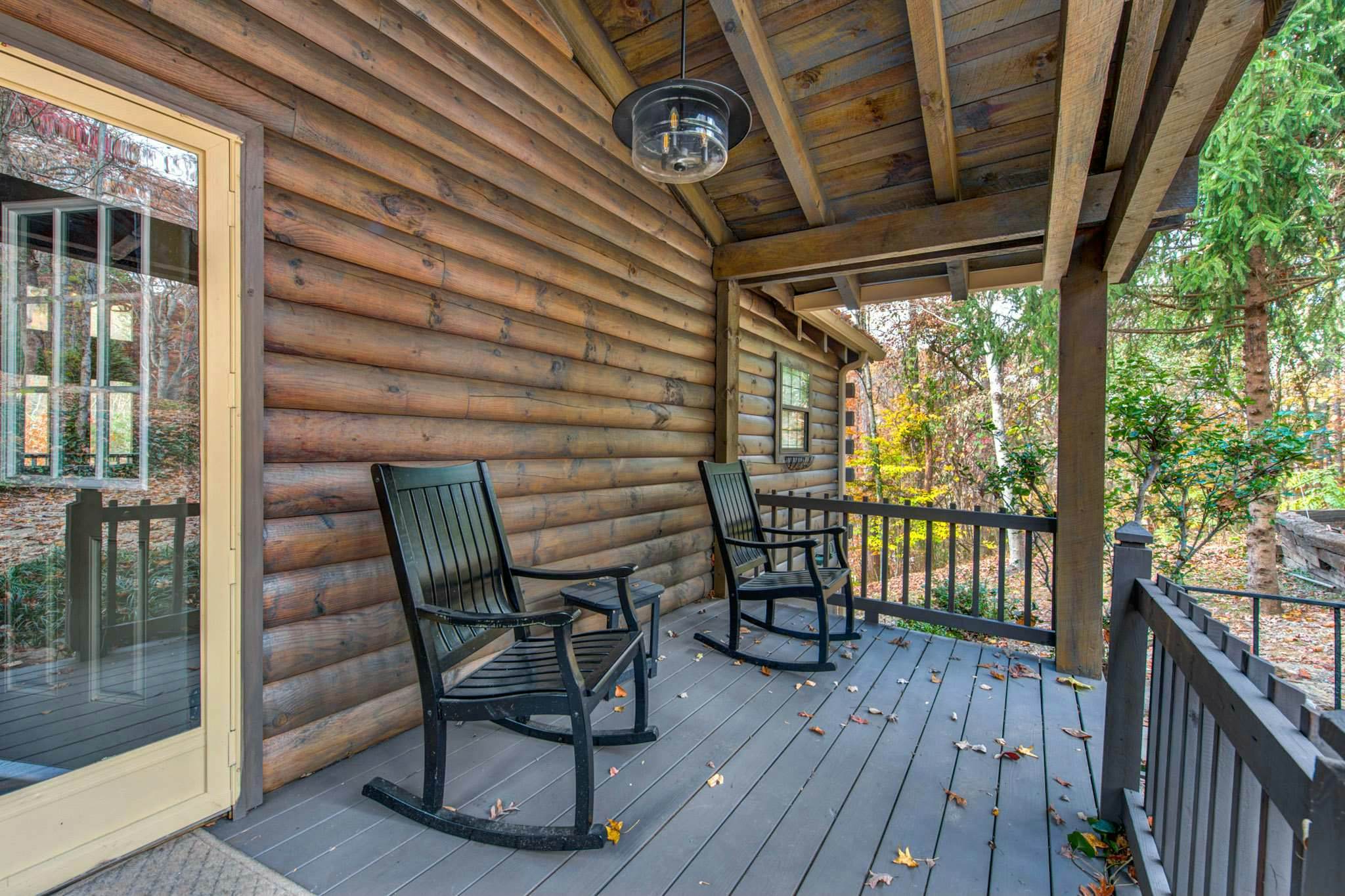 Riverfront Retreat, Sleeps 10・Water Views・Hot Tub