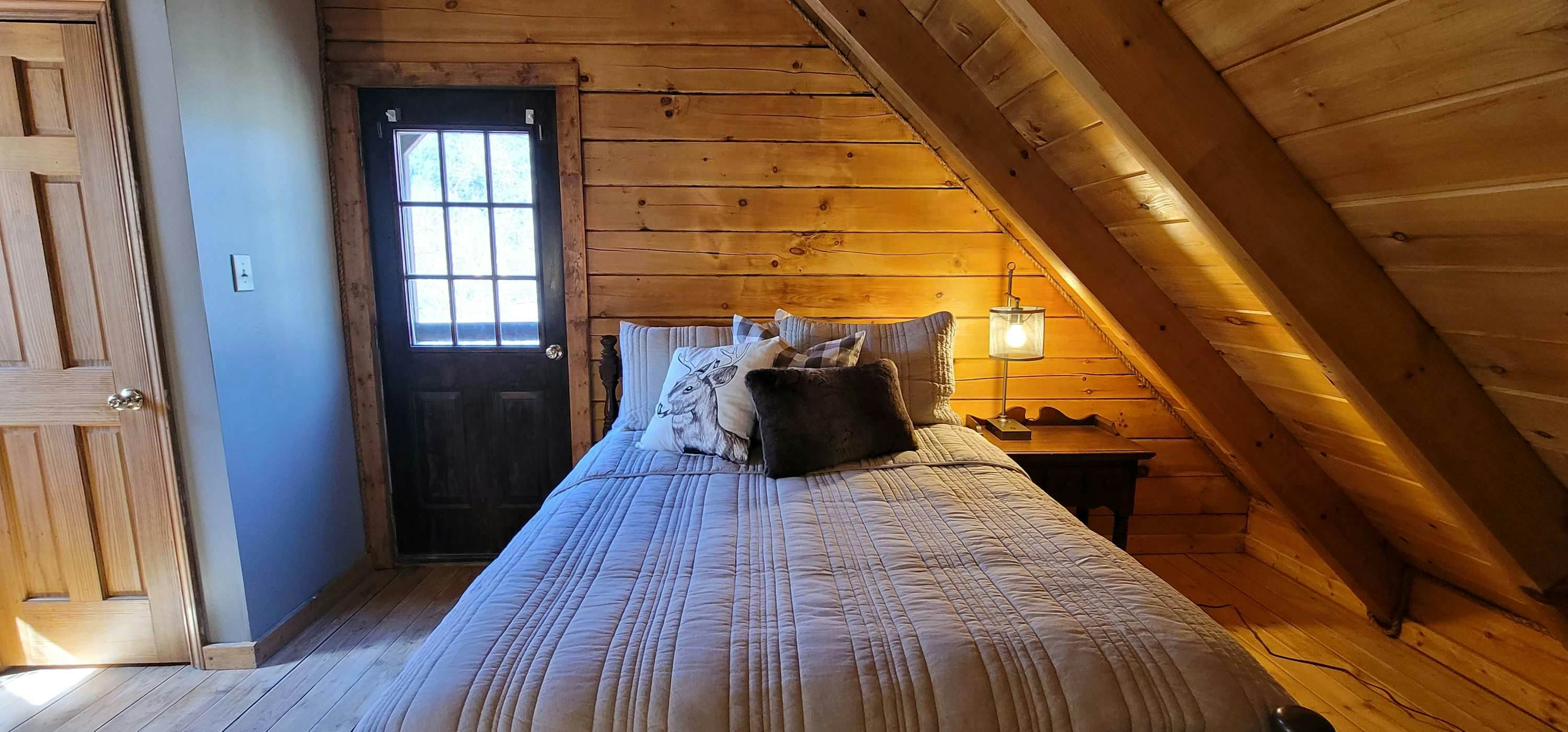 Riverfront Retreat, Sleeps 10・Water Views・Hot Tub