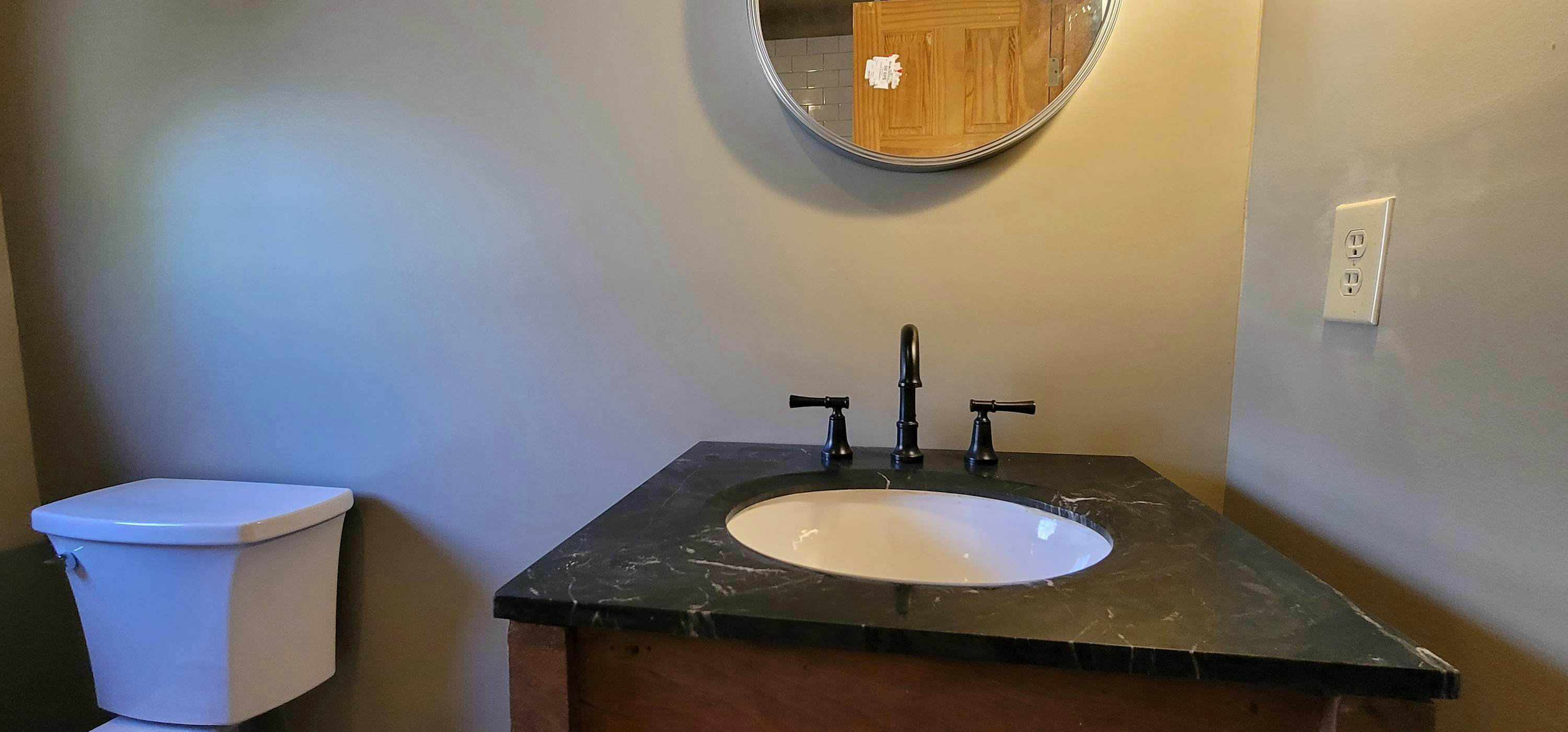 Riverfront Retreat, Sleeps 10・Water Views・Hot Tub