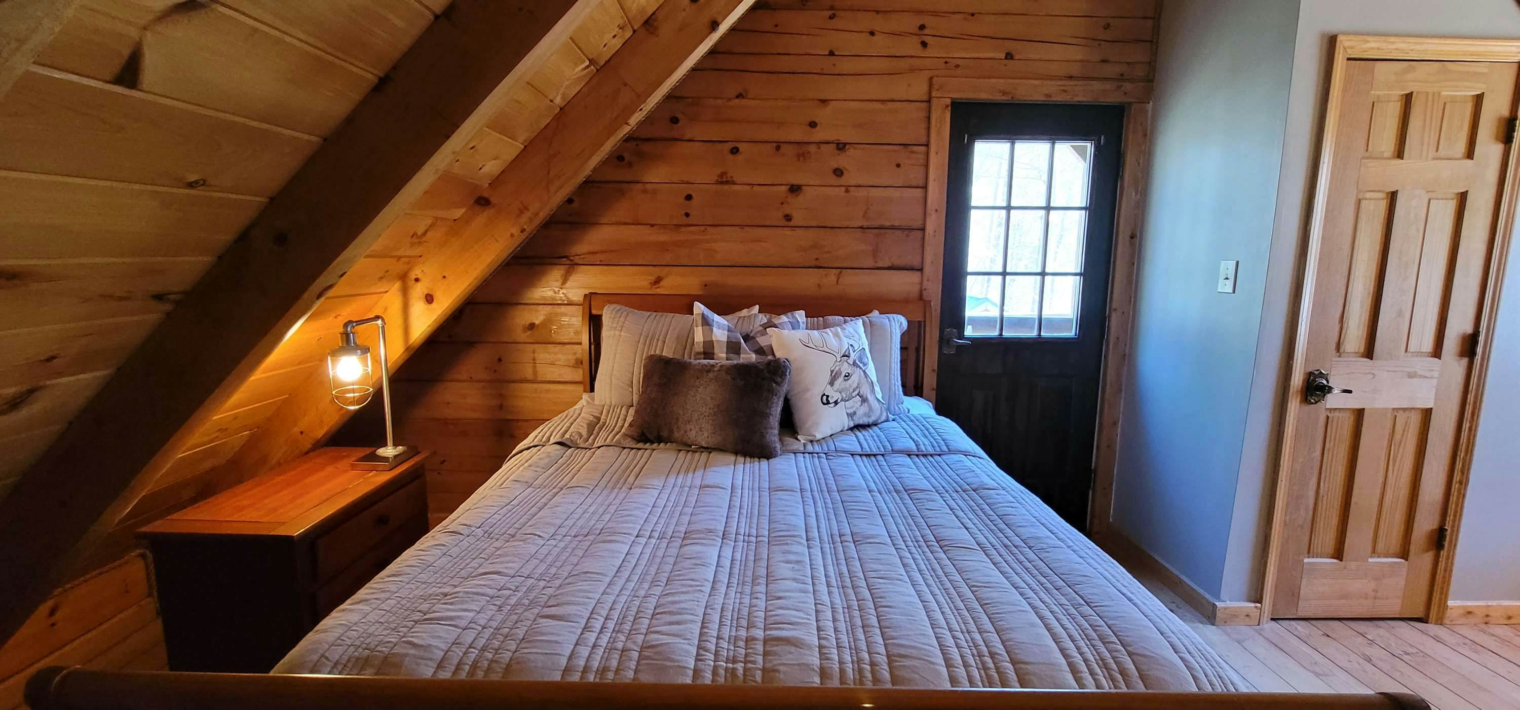 Riverfront Retreat, Sleeps 10・Water Views・Hot Tub