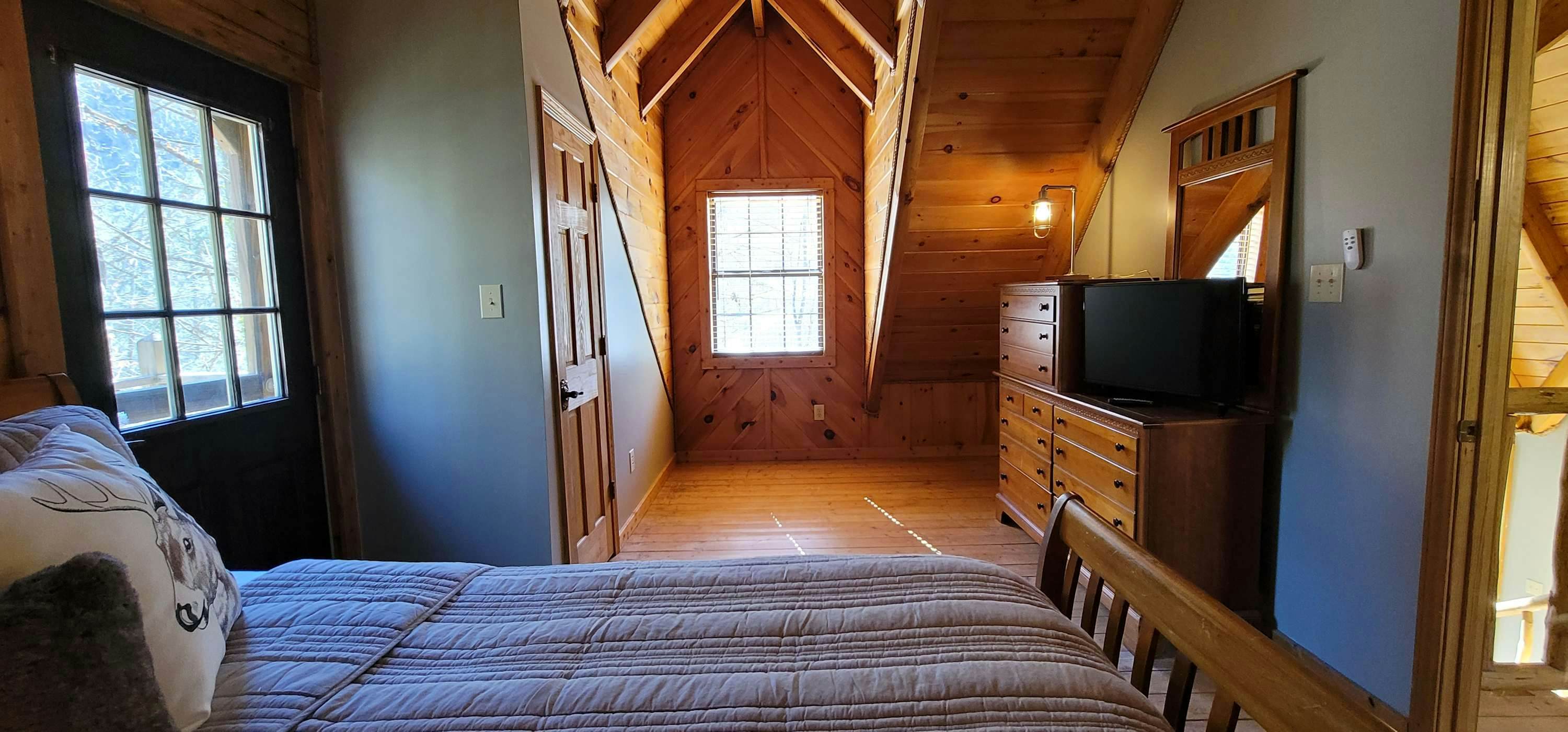 Riverfront Retreat, Sleeps 10・Water Views・Hot Tub