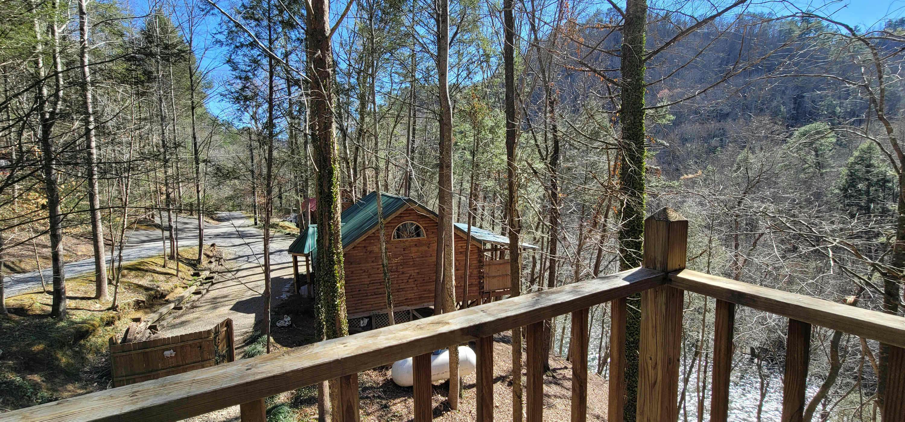 Riverfront Retreat, Sleeps 10・Water Views・Hot Tub