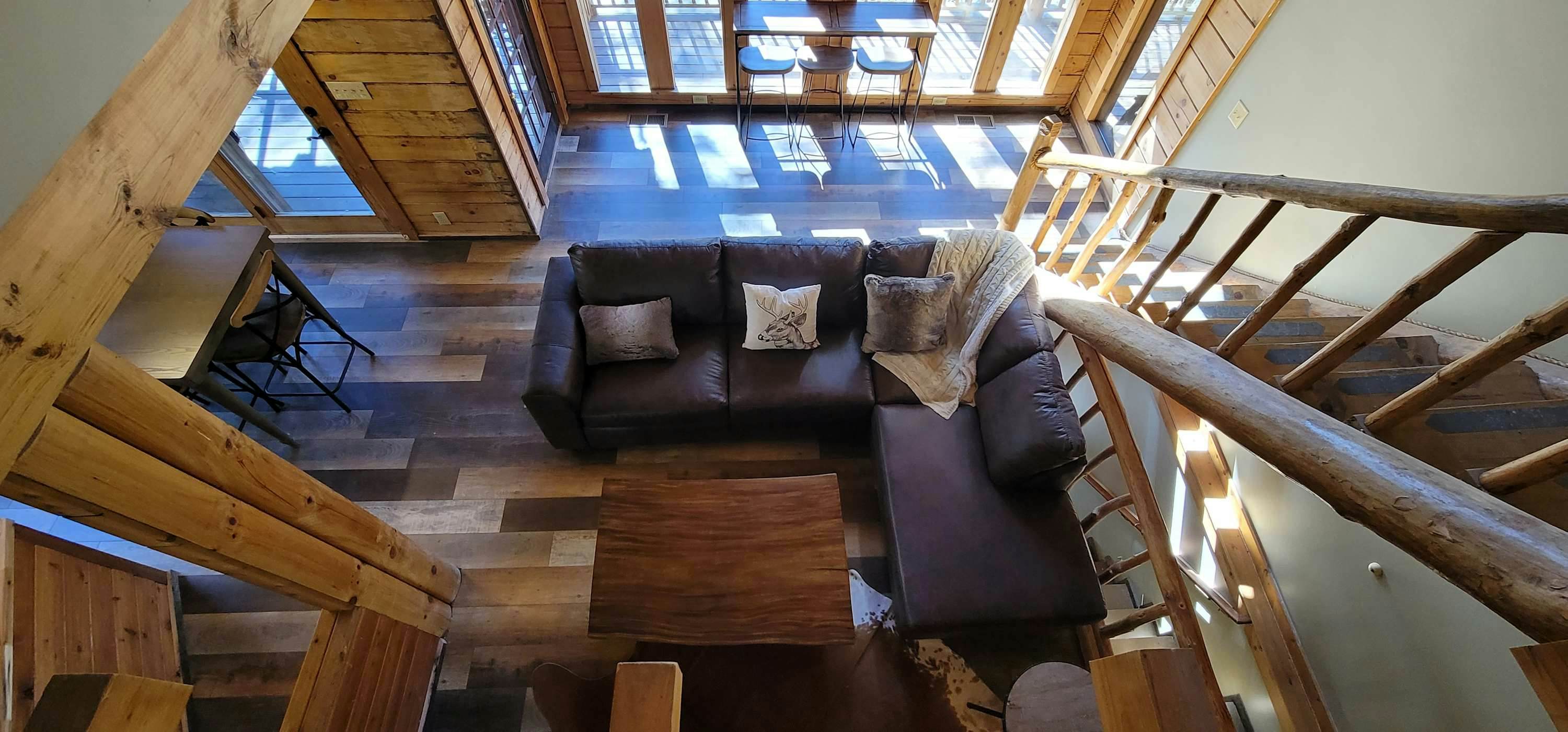 Riverfront Retreat, Sleeps 10・Water Views・Hot Tub