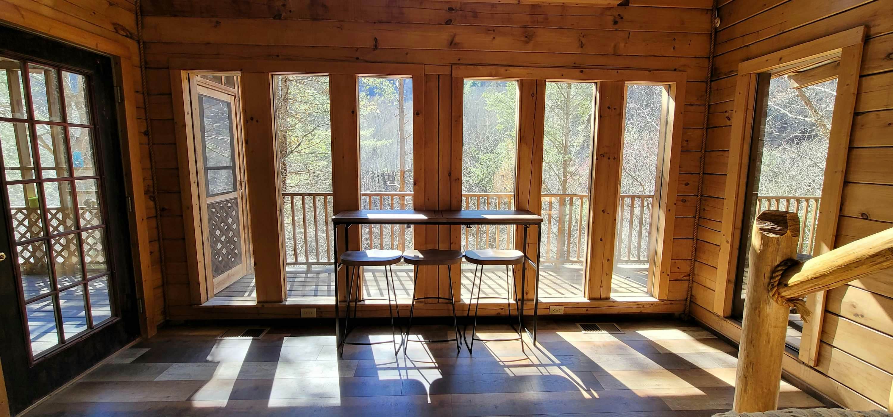 Riverfront Retreat, Sleeps 10・Water Views・Hot Tub