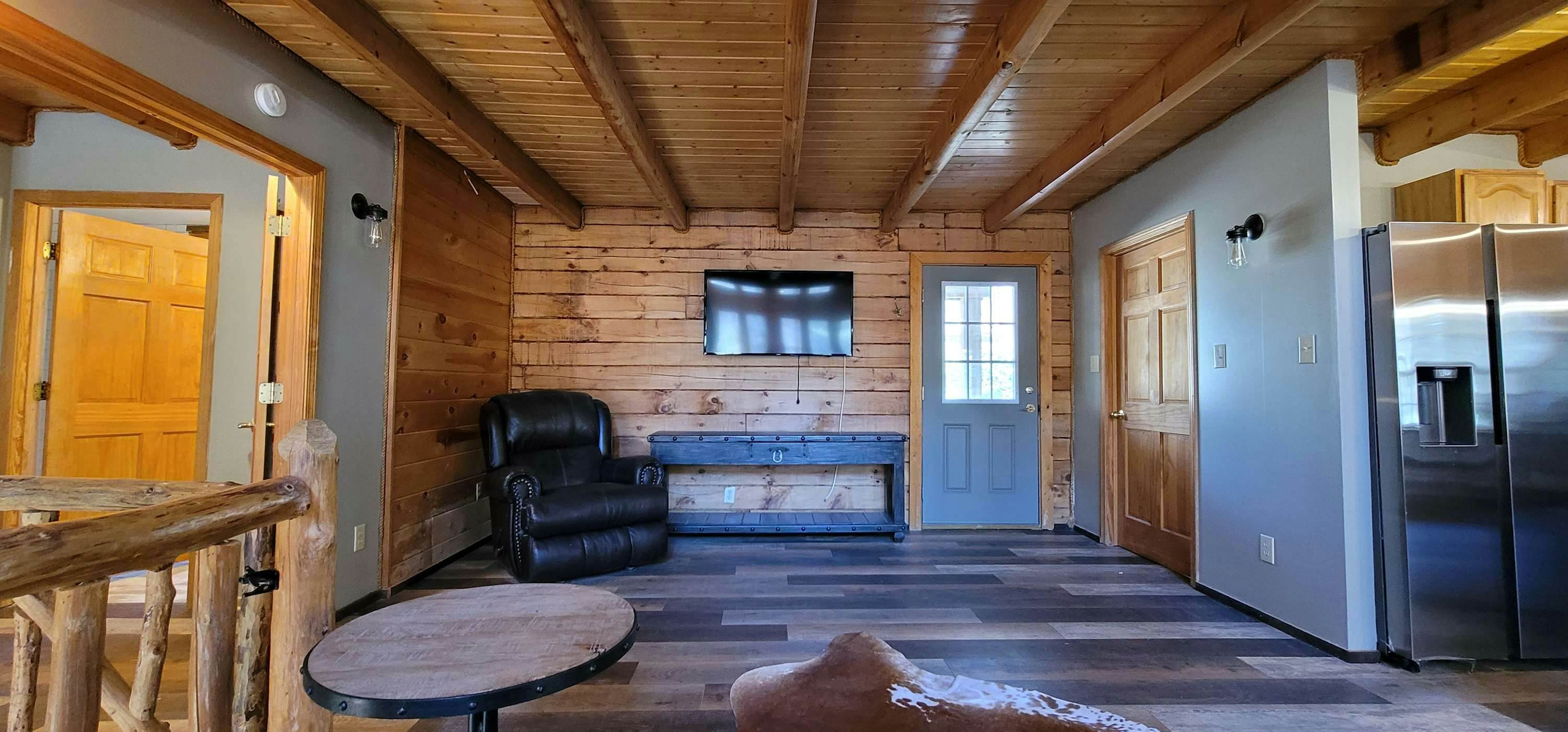 Riverfront Retreat, Sleeps 10・Water Views・Hot Tub