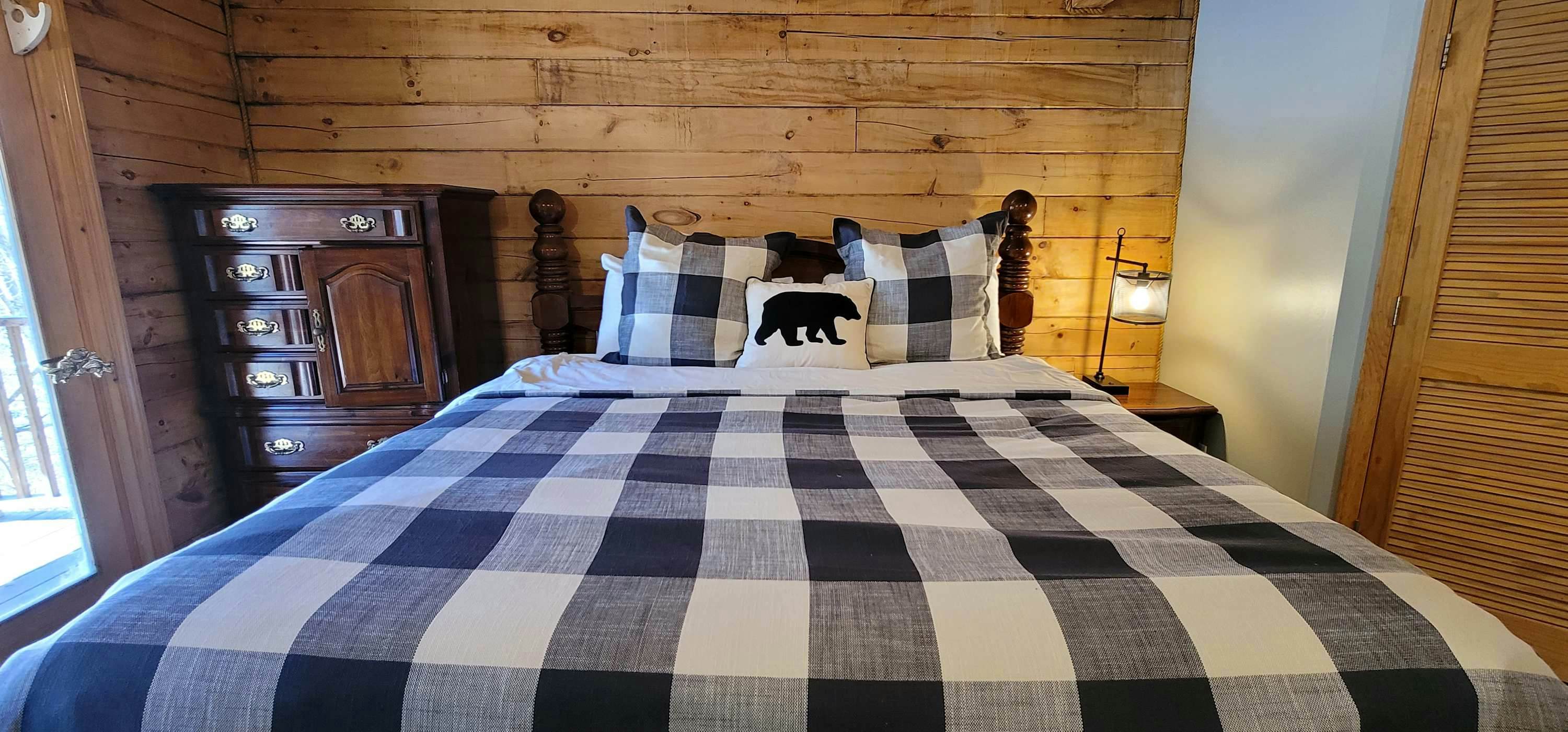 Riverfront Retreat, Sleeps 10・Water Views・Hot Tub