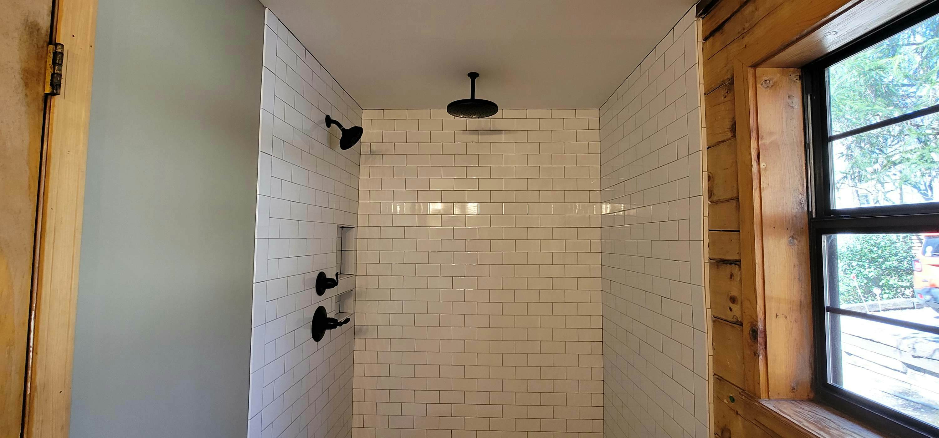 Riverfront Retreat, Sleeps 10・Water Views・Hot Tub