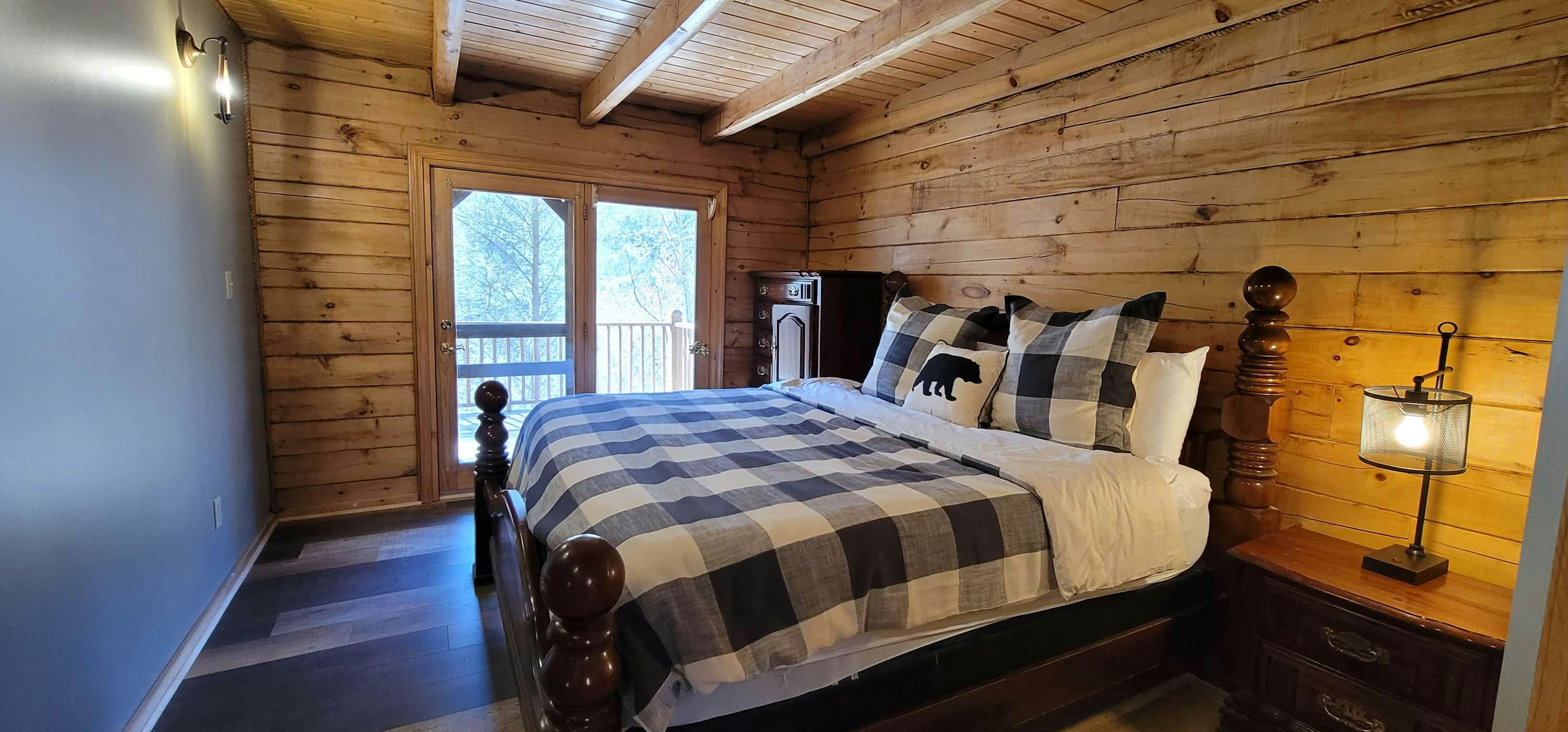 Riverfront Retreat, Sleeps 10・Water Views・Hot Tub