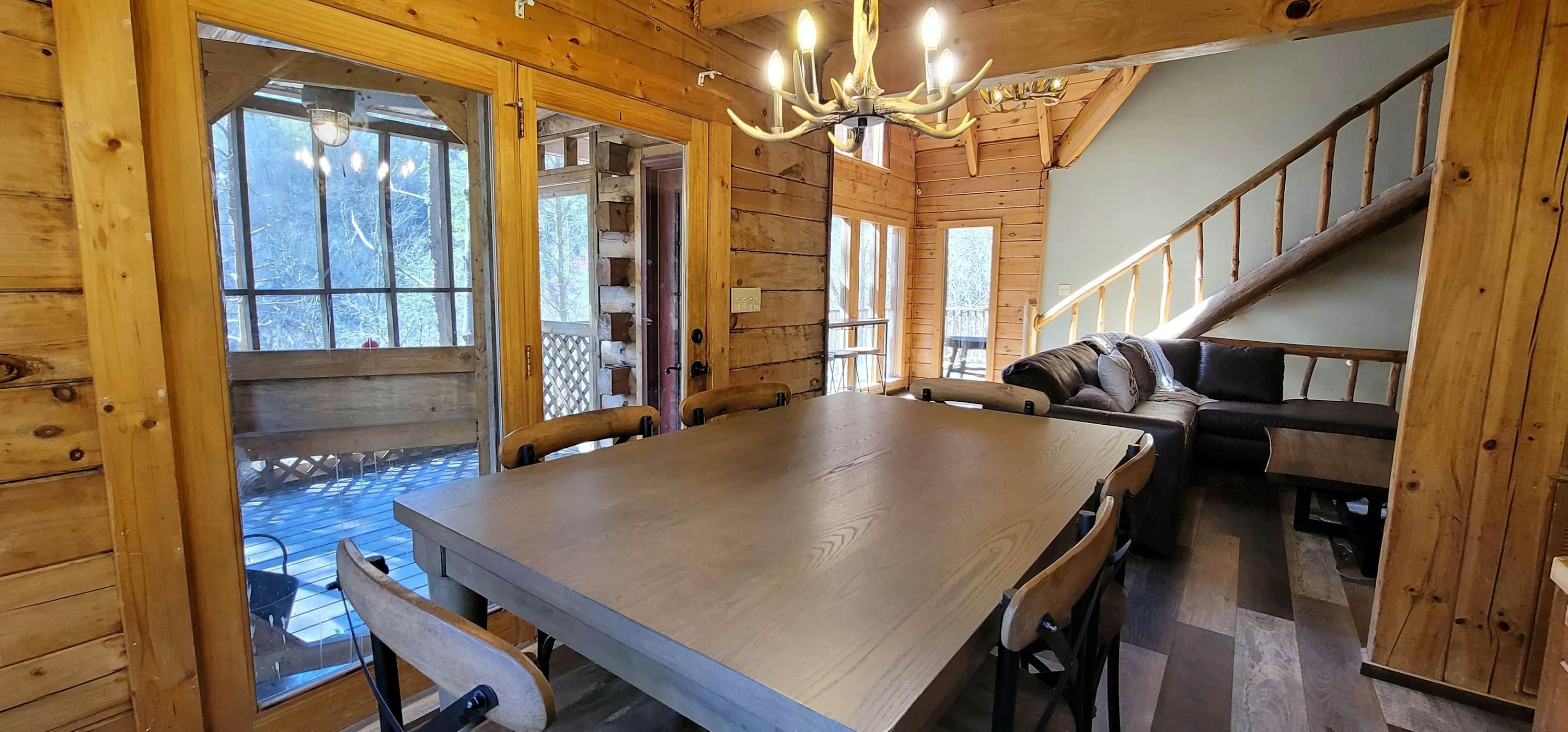 Riverfront Retreat, Sleeps 10・Water Views・Hot Tub