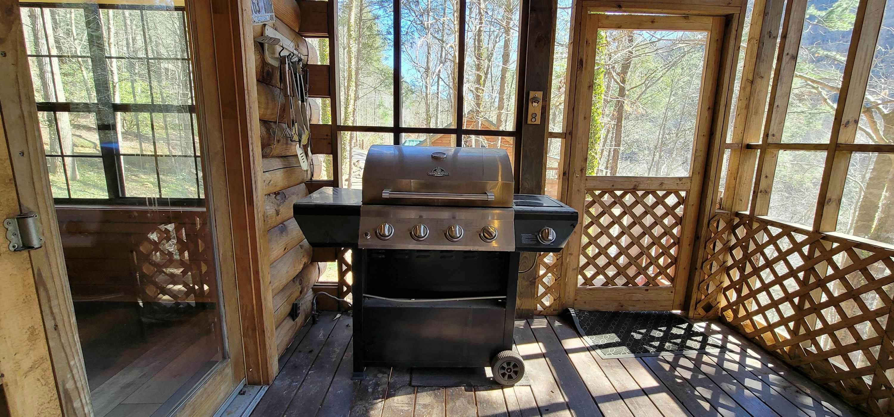 Riverfront Retreat, Sleeps 10・Water Views・Hot Tub