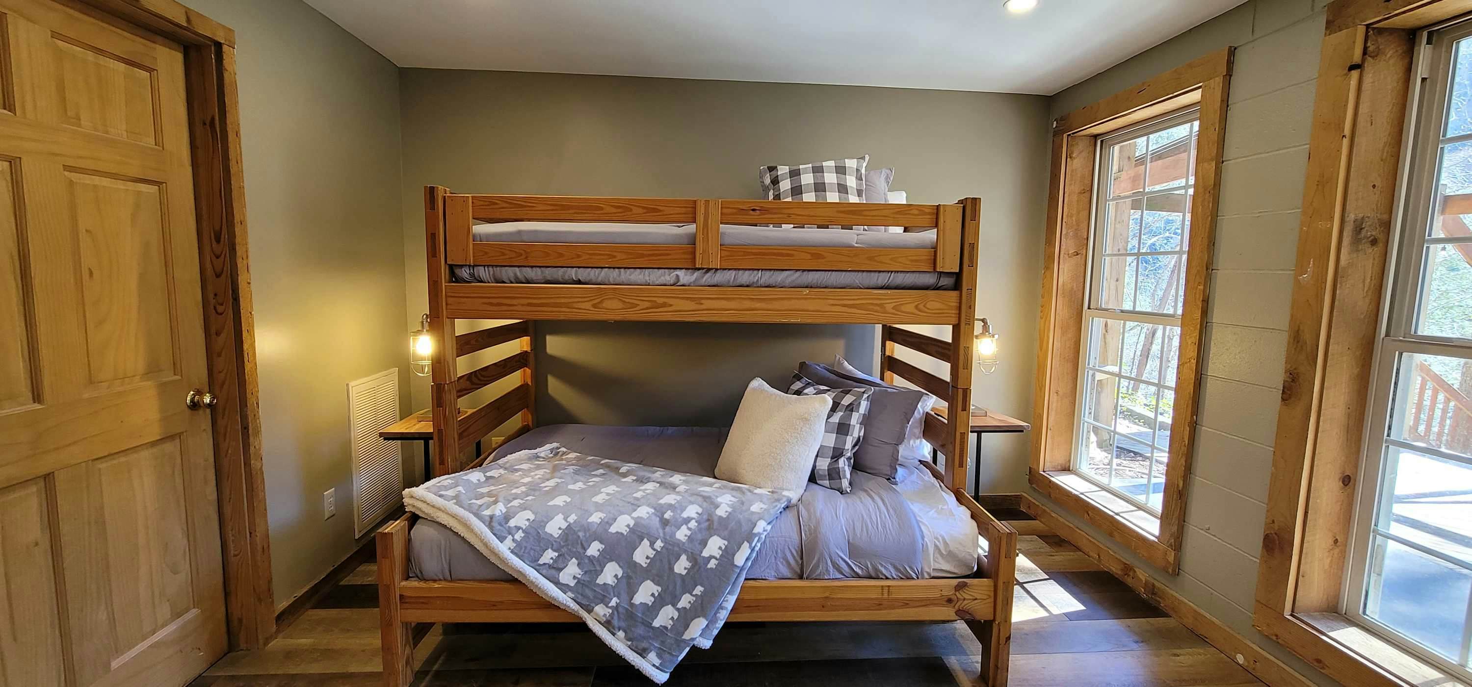 Riverfront Retreat, Sleeps 10・Water Views・Hot Tub