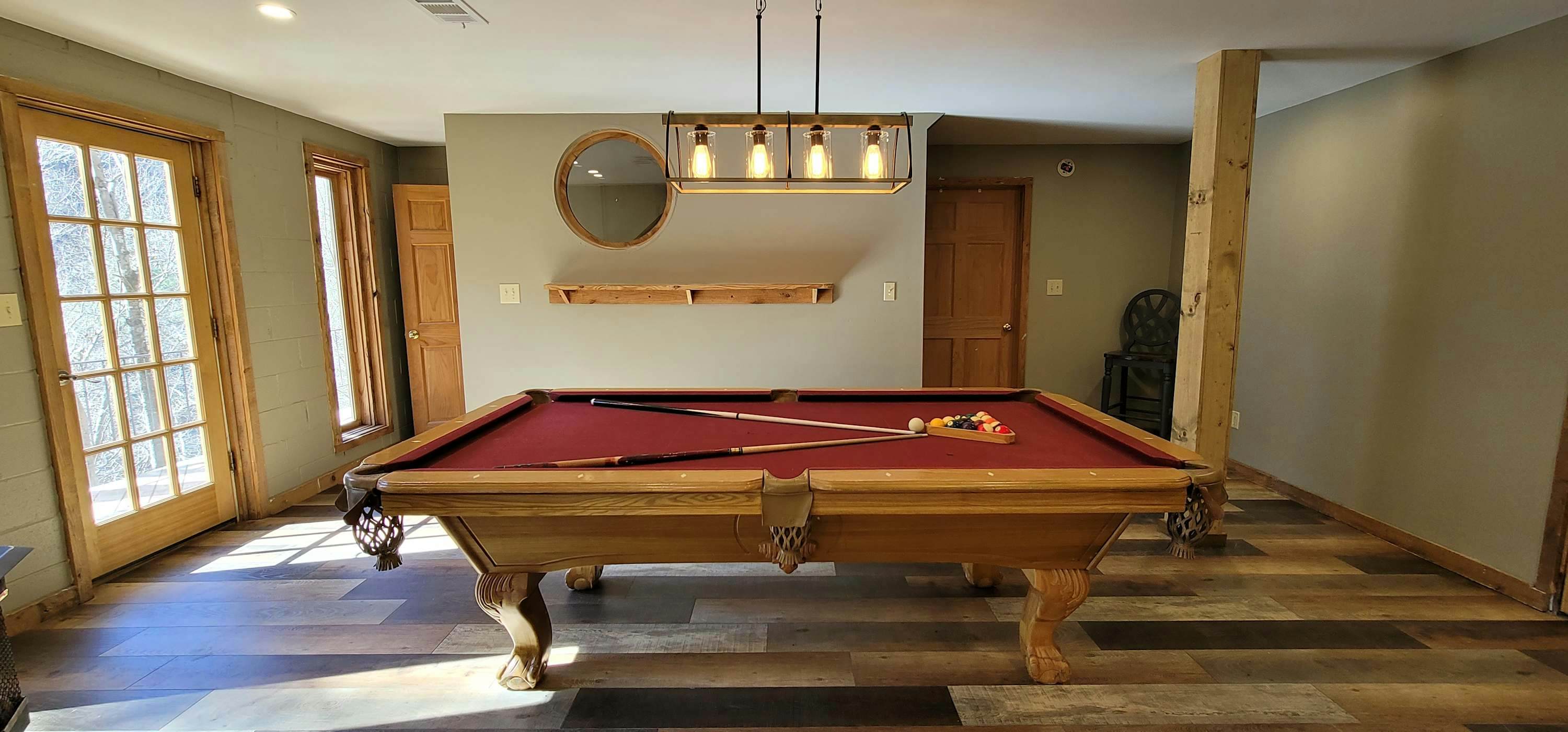 Riverfront Retreat, Sleeps 10・Water Views・Hot Tub