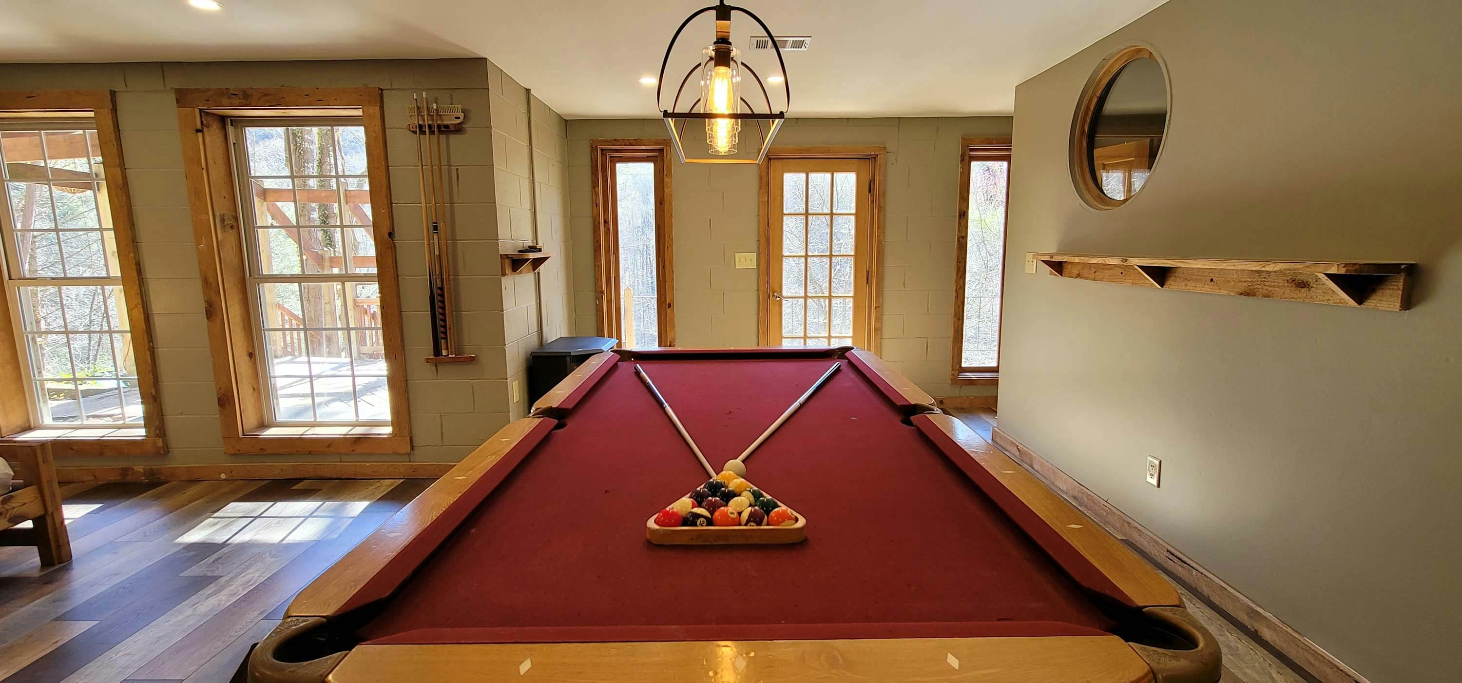 Riverfront Retreat, Sleeps 10・Water Views・Hot Tub