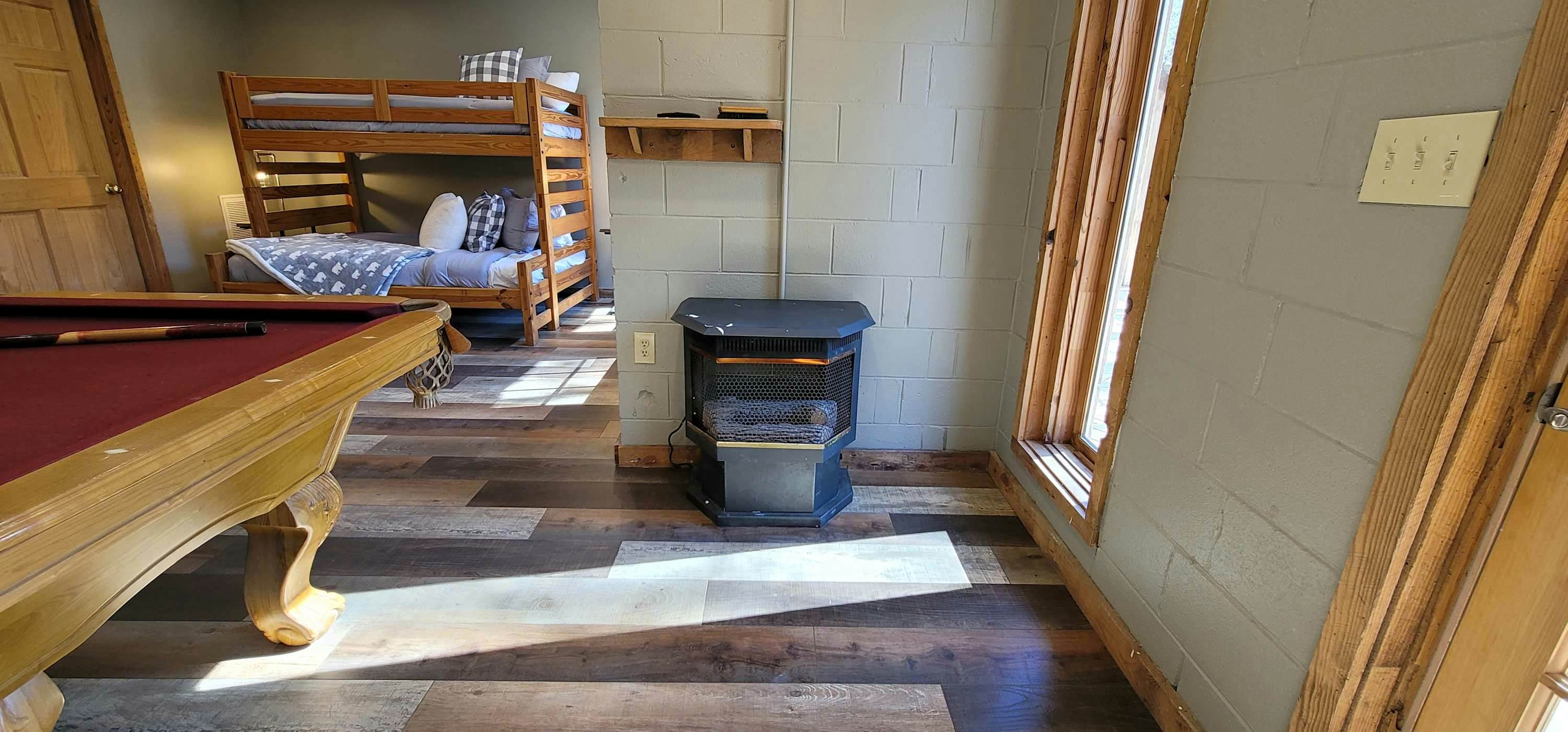 Riverfront Retreat, Sleeps 10・Water Views・Hot Tub