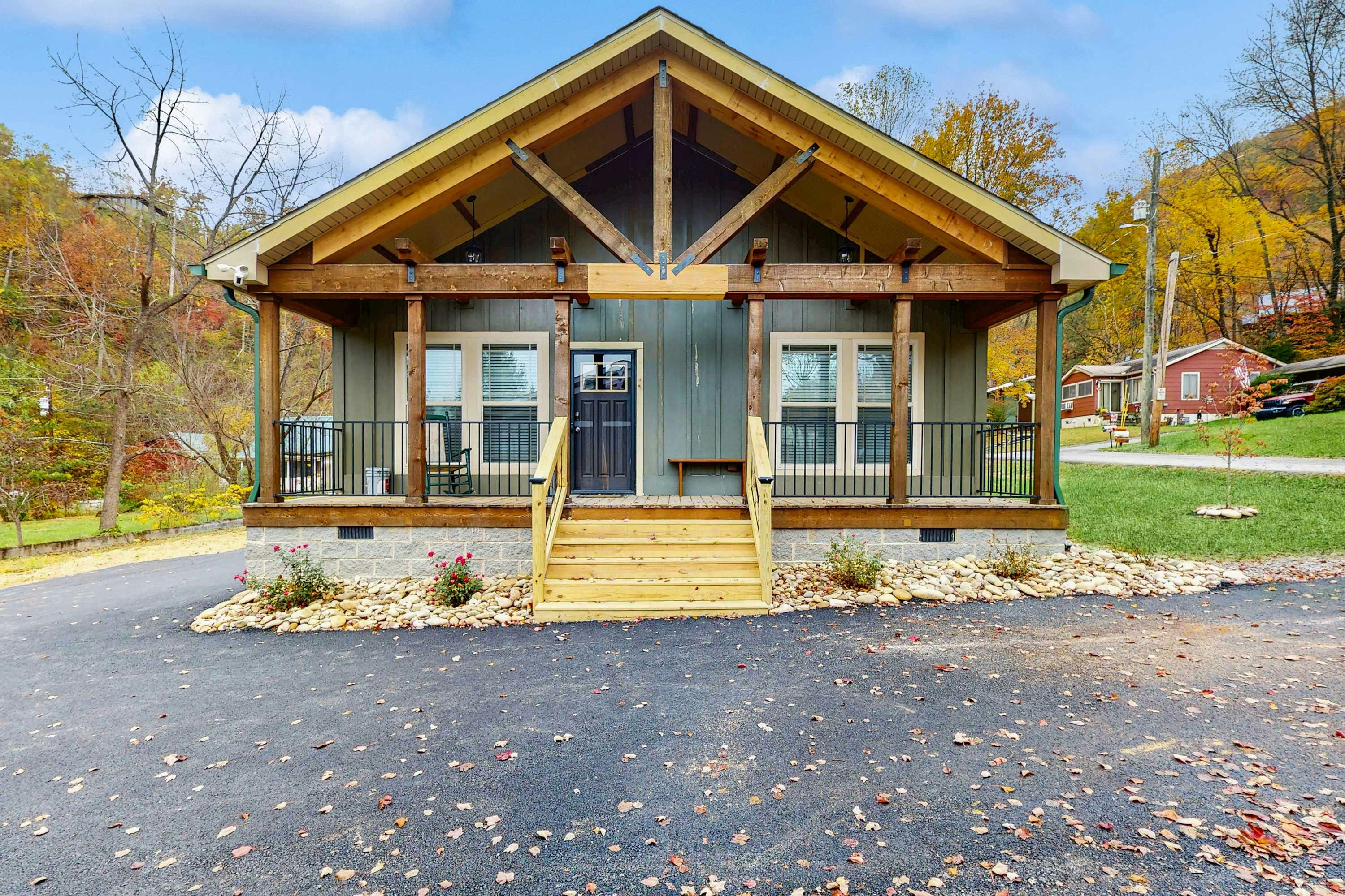 Cozy Downtown Cabin • Grill • Free Local Tickets