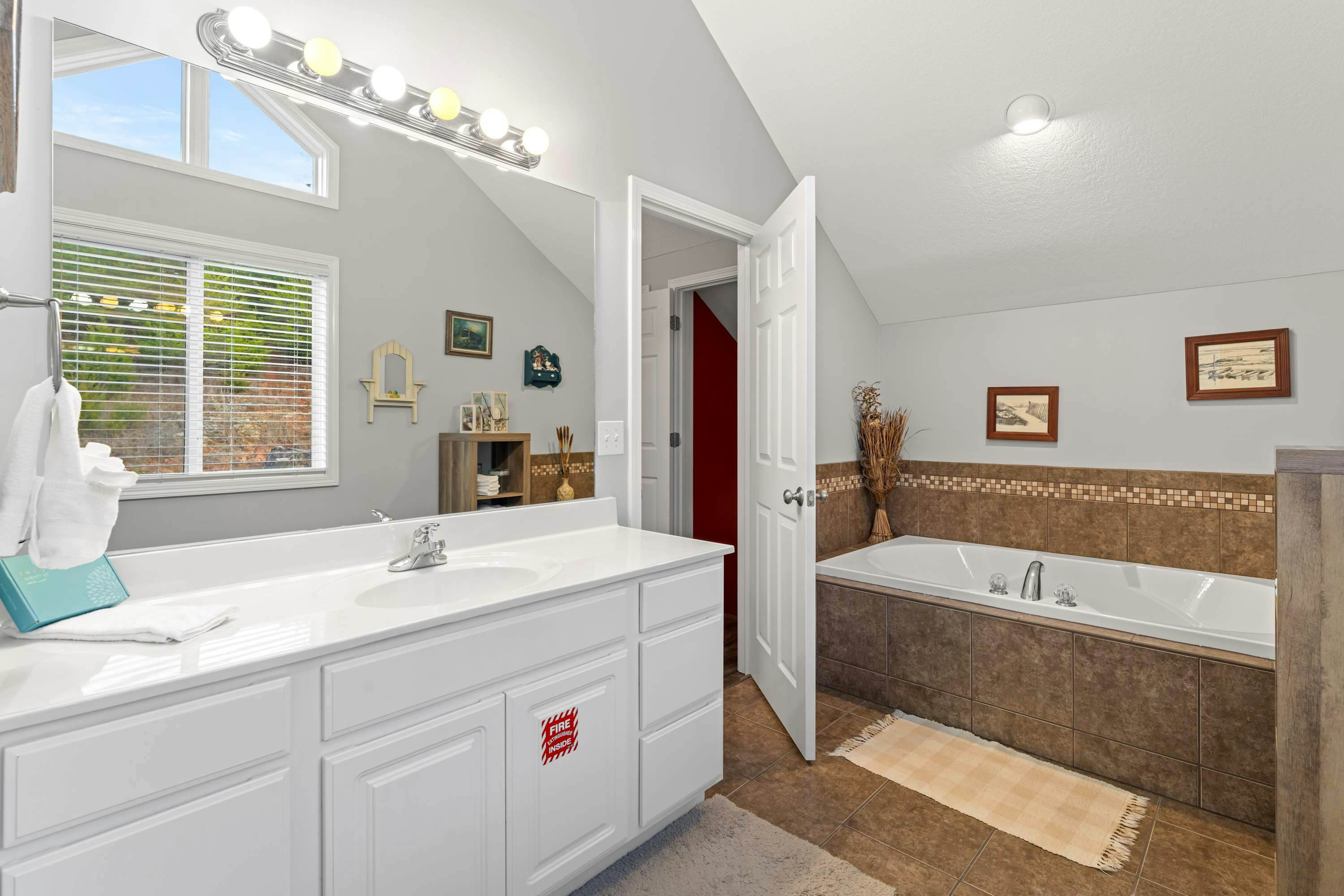 Family-friendly Home・Hot Tub・Lake View・Pool Access